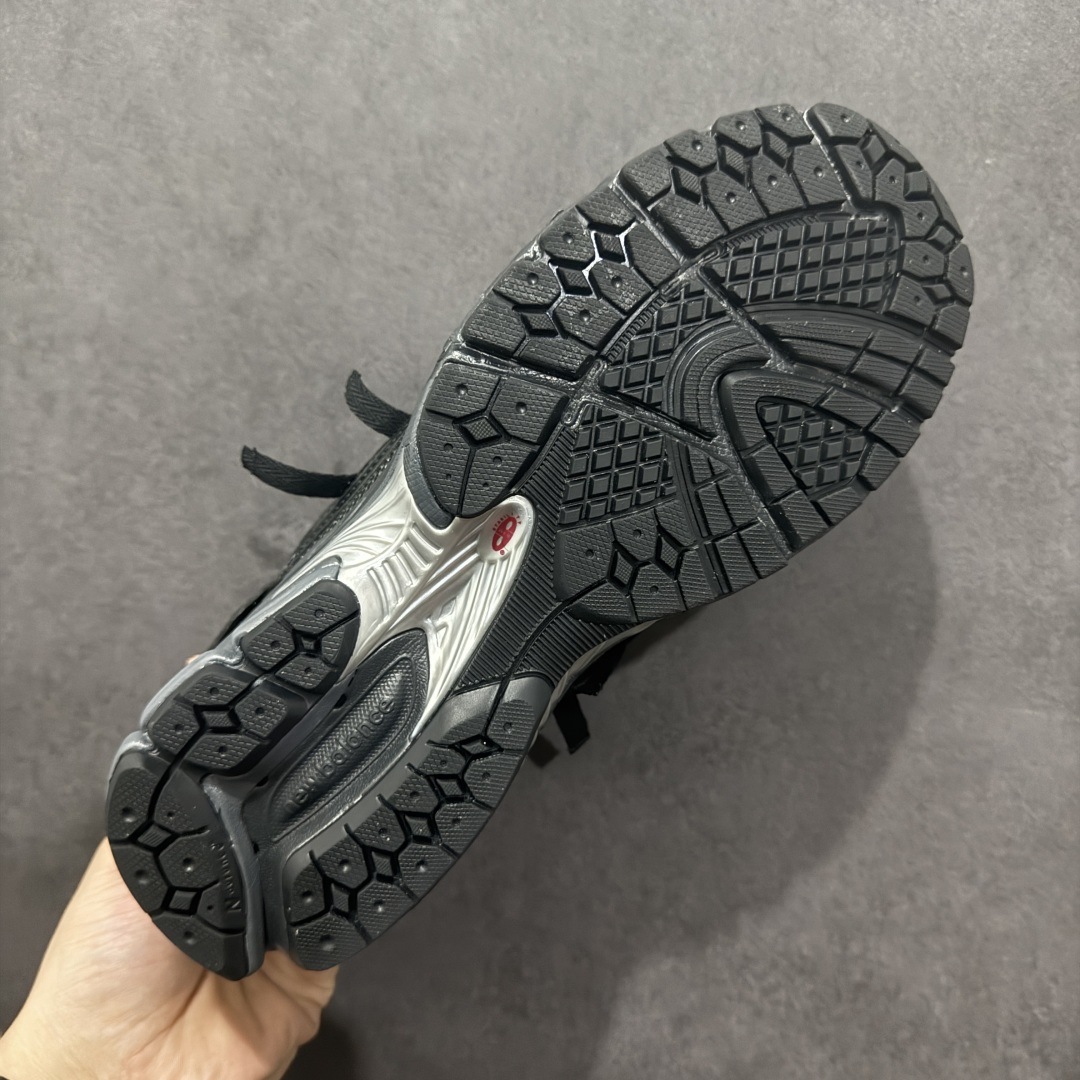 图片[9]-【纯原B版】NB新百伦New Balance M1906R M1906RAP 系列复古老爹风休闲运动慢跑鞋 M1906AF 高度复刻原厂大底 追求极致完美 每一双都是工艺品 采用轻质牛剖革拼接透气网眼衬垫织物鞋面材质 T-Beam大底提供足步弓支撑，保持步态稳定#后跟搭载外露缓震胶 鞋身整体以各种深浅不一的灰色覆盖，鞋头以淡蓝色调装饰，网眼衬垫通过不规律的色块实现做旧的美感，泛黄的鞋底更是进一步增添了复古气息。 尺码：36 37 37.5 38 38.5 39.5 40 40.5 41.5 42 42.5 43 44 45 46.5-选品中心