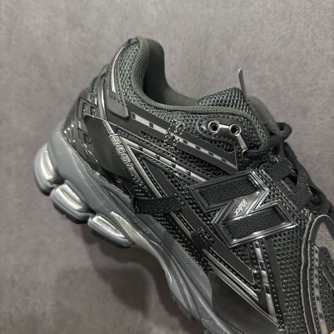 图片[6]-【纯原B版】NB新百伦New Balance M1906R M1906RAP 系列复古老爹风休闲运动慢跑鞋 M1906AF 高度复刻原厂大底 追求极致完美 每一双都是工艺品 采用轻质牛剖革拼接透气网眼衬垫织物鞋面材质 T-Beam大底提供足步弓支撑，保持步态稳定#后跟搭载外露缓震胶 鞋身整体以各种深浅不一的灰色覆盖，鞋头以淡蓝色调装饰，网眼衬垫通过不规律的色块实现做旧的美感，泛黄的鞋底更是进一步增添了复古气息。 尺码：36 37 37.5 38 38.5 39.5 40 40.5 41.5 42 42.5 43 44 45 46.5-选品中心