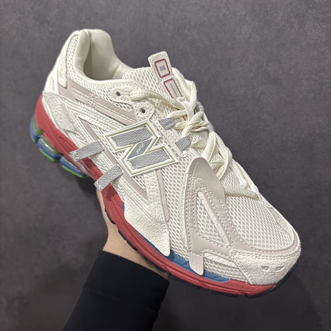 图片[3]-【纯原B版】NB新百伦New Balance M1906R 系列复古老爹风休闲运动慢跑鞋 M1906AB 高度复刻原厂大底 追求极致完美 每一双都是工艺品 采用轻质牛剖革拼接透气网眼衬垫织物鞋面材质 T-Beam大底提供足步弓支撑，保持步态稳定#后跟搭载外露缓震胶 鞋身整体以各种深浅不一的灰色覆盖，鞋头以淡蓝色调装饰，网眼衬垫通过不规律的色块实现做旧的美感，泛黄的鞋底更是进一步增添了复古气息。 尺码：36 37 37.5 38 38.5 39.5 40 40.5 41.5 42 42.5 43 44 45 46.5-选品中心