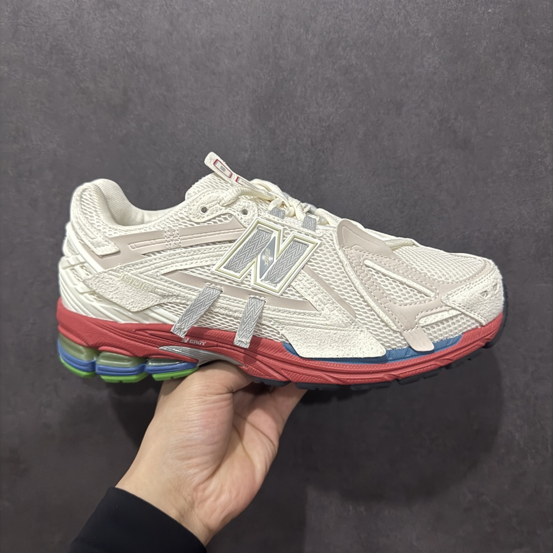 【纯原B版】NB新百伦New Balance M1906R 系列复古老爹风休闲运动慢跑鞋 M1906AB 高度复刻原厂大底 追求极致完美 每一双都是工艺品 采用轻质牛剖革拼接透气网眼衬垫织物鞋面材质 T-Beam大底提供足步弓支撑,保持步态稳定#后跟搭载外露缓震胶 鞋身整体以各种深浅不一的灰色覆盖,鞋头以淡蓝色调装饰,网眼衬垫通过不规律的色块实现做旧的美感,泛黄的鞋底更是进一步增添了复古气息。 尺码:36 37 37.5 38 38.5 39.5 40 40.5 41.5 42 42.5 43 44 45 46.5-选品中心
