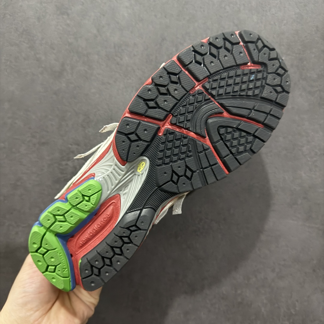 图片[9]-【纯原B版】NB新百伦New Balance M1906R 系列复古老爹风休闲运动慢跑鞋 M1906AB 高度复刻原厂大底 追求极致完美 每一双都是工艺品 采用轻质牛剖革拼接透气网眼衬垫织物鞋面材质 T-Beam大底提供足步弓支撑，保持步态稳定#后跟搭载外露缓震胶 鞋身整体以各种深浅不一的灰色覆盖，鞋头以淡蓝色调装饰，网眼衬垫通过不规律的色块实现做旧的美感，泛黄的鞋底更是进一步增添了复古气息。 尺码：36 37 37.5 38 38.5 39.5 40 40.5 41.5 42 42.5 43 44 45 46.5-选品中心