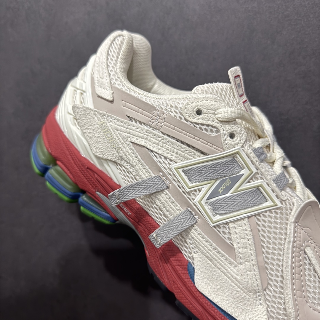 图片[6]-【纯原B版】NB新百伦New Balance M1906R 系列复古老爹风休闲运动慢跑鞋 M1906AB 高度复刻原厂大底 追求极致完美 每一双都是工艺品 采用轻质牛剖革拼接透气网眼衬垫织物鞋面材质 T-Beam大底提供足步弓支撑，保持步态稳定#后跟搭载外露缓震胶 鞋身整体以各种深浅不一的灰色覆盖，鞋头以淡蓝色调装饰，网眼衬垫通过不规律的色块实现做旧的美感，泛黄的鞋底更是进一步增添了复古气息。 尺码：36 37 37.5 38 38.5 39.5 40 40.5 41.5 42 42.5 43 44 45 46.5-选品中心