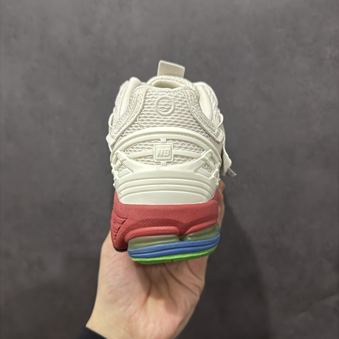 图片[4]-【纯原B版】NB新百伦New Balance M1906R 系列复古老爹风休闲运动慢跑鞋 M1906AB 高度复刻原厂大底 追求极致完美 每一双都是工艺品 采用轻质牛剖革拼接透气网眼衬垫织物鞋面材质 T-Beam大底提供足步弓支撑，保持步态稳定#后跟搭载外露缓震胶 鞋身整体以各种深浅不一的灰色覆盖，鞋头以淡蓝色调装饰，网眼衬垫通过不规律的色块实现做旧的美感，泛黄的鞋底更是进一步增添了复古气息。 尺码：36 37 37.5 38 38.5 39.5 40 40.5 41.5 42 42.5 43 44 45 46.5-选品中心