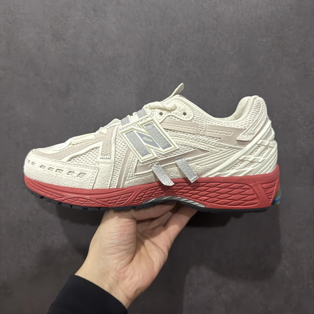 图片[2]-【纯原B版】NB新百伦New Balance M1906R 系列复古老爹风休闲运动慢跑鞋 M1906AB 高度复刻原厂大底 追求极致完美 每一双都是工艺品 采用轻质牛剖革拼接透气网眼衬垫织物鞋面材质 T-Beam大底提供足步弓支撑，保持步态稳定#后跟搭载外露缓震胶 鞋身整体以各种深浅不一的灰色覆盖，鞋头以淡蓝色调装饰，网眼衬垫通过不规律的色块实现做旧的美感，泛黄的鞋底更是进一步增添了复古气息。 尺码：36 37 37.5 38 38.5 39.5 40 40.5 41.5 42 42.5 43 44 45 46.5-选品中心