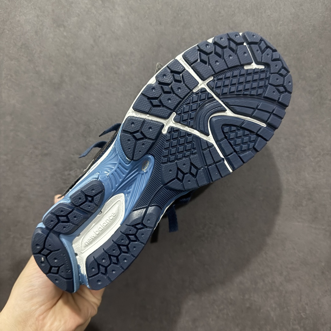 图片[9]-【纯原B版】NB新百伦New Balance M1906R 系列复古老爹风休闲运动慢跑鞋 U1906AB 高度复刻原厂大底 追求极致完美 每一双都是工艺品 采用轻质牛剖革拼接透气网眼衬垫织物鞋面材质 T-Beam大底提供足步弓支撑，保持步态稳定#后跟搭载外露缓震胶 鞋身整体以各种深浅不一的灰色覆盖，鞋头以淡蓝色调装饰，网眼衬垫通过不规律的色块实现做旧的美感，泛黄的鞋底更是进一步增添了复古气息。 尺码：36 37 37.5 38 38.5 39.5 40 40.5 41.5 42 42.5 43 44 45 46.5-选品中心