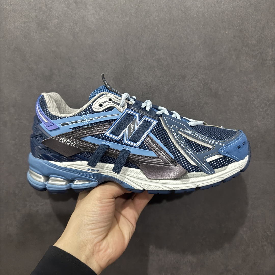 【纯原B版】NB新百伦New Balance M1906R 系列复古老爹风休闲运动慢跑鞋 U1906AB 高度复刻原厂大底 追求极致完美 每一双都是工艺品 采用轻质牛剖革拼接透气网眼衬垫织物鞋面材质 T-Beam大底提供足步弓支撑,保持步态稳定#后跟搭载外露缓震胶 鞋身整体以各种深浅不一的灰色覆盖,鞋头以淡蓝色调装饰,网眼衬垫通过不规律的色块实现做旧的美感,泛黄的鞋底更是进一步增添了复古气息。 尺码:36 37 37.5 38 38.5 39.5 40 40.5 41.5 42 42.5 43 44 45 46.5-选品中心