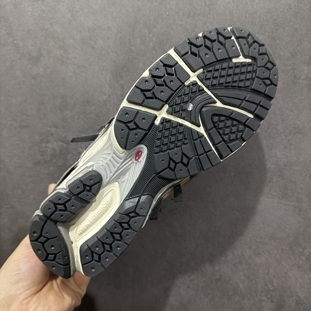 图片[9]-【纯原B版】NB新百伦New Balance M1906R 系列复古老爹风休闲运动慢跑鞋 M1906AD 高度复刻原厂大底 追求极致完美 每一双都是工艺品 采用轻质牛剖革拼接透气网眼衬垫织物鞋面材质 T-Beam大底提供足步弓支撑，保持步态稳定#后跟搭载外露缓震胶 鞋身整体以各种深浅不一的灰色覆盖，鞋头以淡蓝色调装饰，网眼衬垫通过不规律的色块实现做旧的美感，泛黄的鞋底更是进一步增添了复古气息。 尺码：36 37 37.5 38 38.5 39.5 40 40.5 41.5 42 42.5 43 44 45 46.5-选品中心