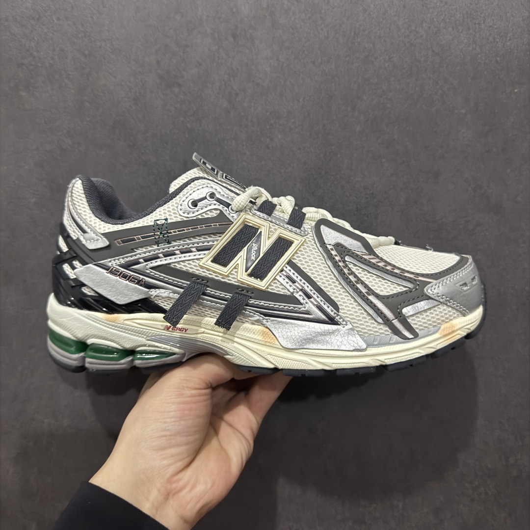 【纯原B版】NB新百伦New Balance M1906R 系列复古老爹风休闲运动慢跑鞋 M1906AD 高度复刻原厂大底 追求极致完美 每一双都是工艺品 采用轻质牛剖革拼接透气网眼衬垫织物鞋面材质 T-Beam大底提供足步弓支撑,保持步态稳定#后跟搭载外露缓震胶 鞋身整体以各种深浅不一的灰色覆盖,鞋头以淡蓝色调装饰,网眼衬垫通过不规律的色块实现做旧的美感,泛黄的鞋底更是进一步增添了复古气息。 尺码:36 37 37.5 38 38.5 39.5 40 40.5 41.5 42 42.5 43 44 45 46.5-选品中心