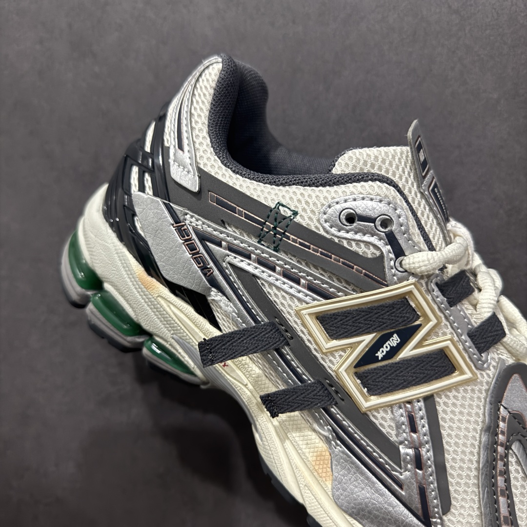 图片[6]-【纯原B版】NB新百伦New Balance M1906R 系列复古老爹风休闲运动慢跑鞋 M1906AD 高度复刻原厂大底 追求极致完美 每一双都是工艺品 采用轻质牛剖革拼接透气网眼衬垫织物鞋面材质 T-Beam大底提供足步弓支撑，保持步态稳定#后跟搭载外露缓震胶 鞋身整体以各种深浅不一的灰色覆盖，鞋头以淡蓝色调装饰，网眼衬垫通过不规律的色块实现做旧的美感，泛黄的鞋底更是进一步增添了复古气息。 尺码：36 37 37.5 38 38.5 39.5 40 40.5 41.5 42 42.5 43 44 45 46.5-选品中心