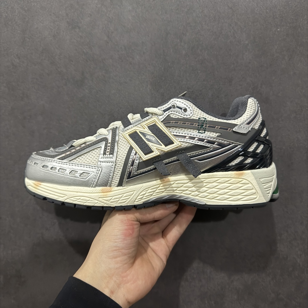 图片[2]-【纯原B版】NB新百伦New Balance M1906R 系列复古老爹风休闲运动慢跑鞋 M1906AD 高度复刻原厂大底 追求极致完美 每一双都是工艺品 采用轻质牛剖革拼接透气网眼衬垫织物鞋面材质 T-Beam大底提供足步弓支撑，保持步态稳定#后跟搭载外露缓震胶 鞋身整体以各种深浅不一的灰色覆盖，鞋头以淡蓝色调装饰，网眼衬垫通过不规律的色块实现做旧的美感，泛黄的鞋底更是进一步增添了复古气息。 尺码：36 37 37.5 38 38.5 39.5 40 40.5 41.5 42 42.5 43 44 45 46.5-选品中心