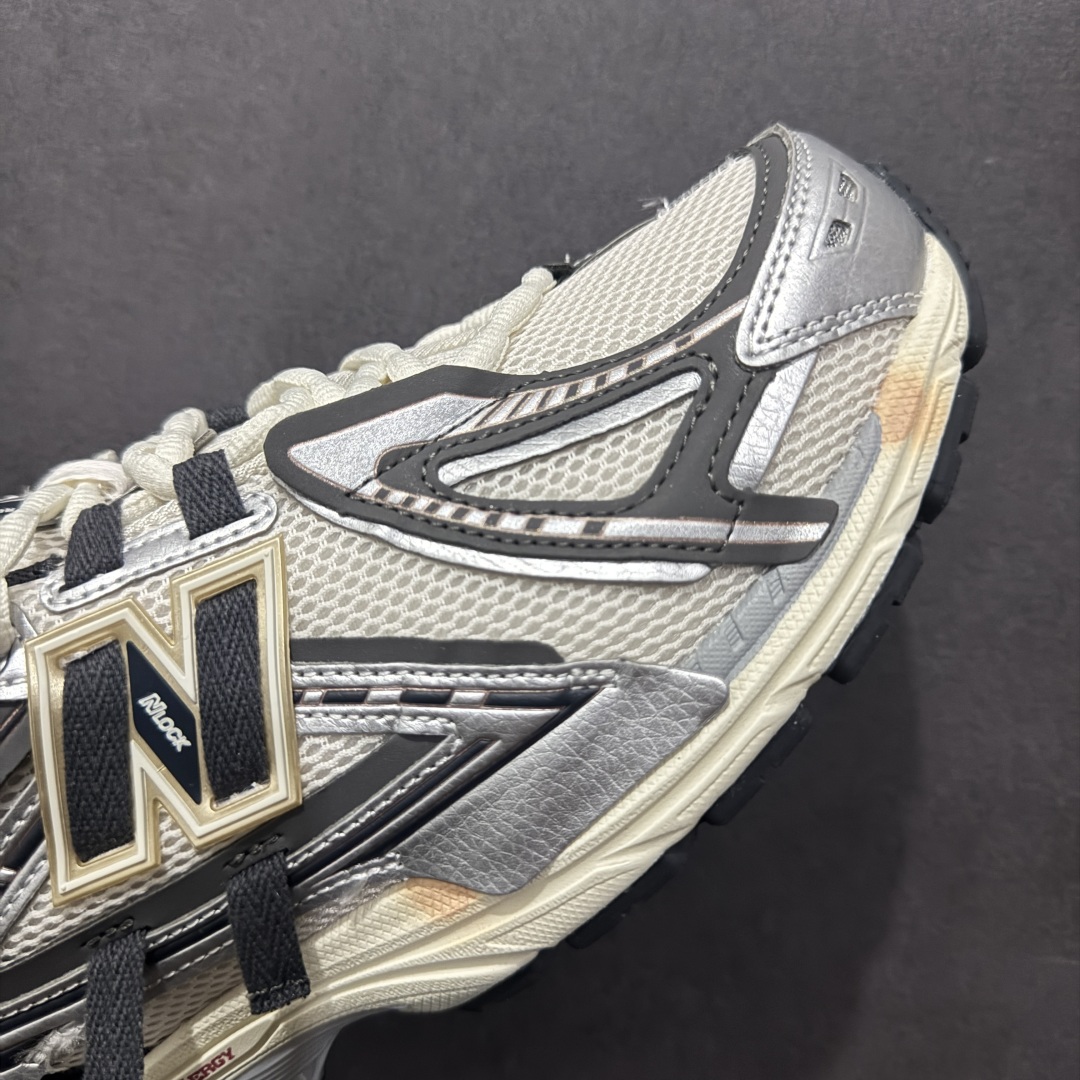 图片[5]-【纯原B版】NB新百伦New Balance M1906R 系列复古老爹风休闲运动慢跑鞋 M1906AD 高度复刻原厂大底 追求极致完美 每一双都是工艺品 采用轻质牛剖革拼接透气网眼衬垫织物鞋面材质 T-Beam大底提供足步弓支撑，保持步态稳定#后跟搭载外露缓震胶 鞋身整体以各种深浅不一的灰色覆盖，鞋头以淡蓝色调装饰，网眼衬垫通过不规律的色块实现做旧的美感，泛黄的鞋底更是进一步增添了复古气息。 尺码：36 37 37.5 38 38.5 39.5 40 40.5 41.5 42 42.5 43 44 45 46.5-选品中心