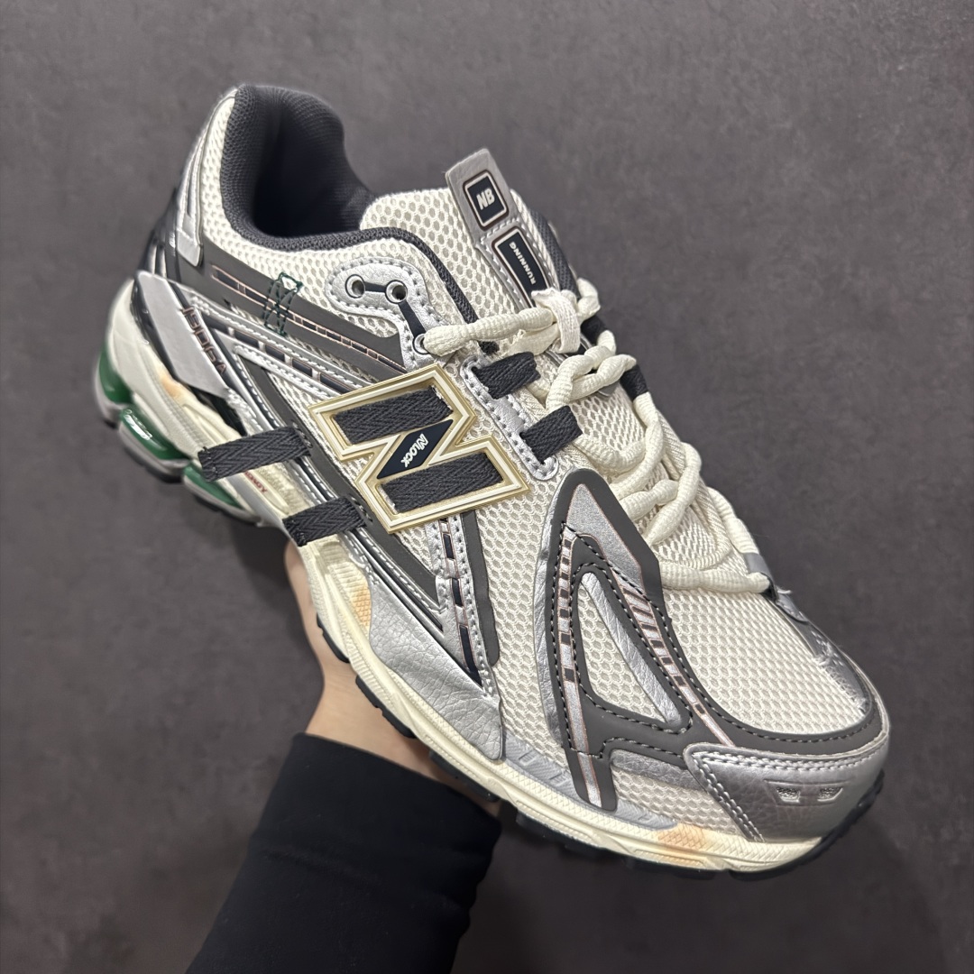 图片[3]-【纯原B版】NB新百伦New Balance M1906R 系列复古老爹风休闲运动慢跑鞋 M1906AD 高度复刻原厂大底 追求极致完美 每一双都是工艺品 采用轻质牛剖革拼接透气网眼衬垫织物鞋面材质 T-Beam大底提供足步弓支撑，保持步态稳定#后跟搭载外露缓震胶 鞋身整体以各种深浅不一的灰色覆盖，鞋头以淡蓝色调装饰，网眼衬垫通过不规律的色块实现做旧的美感，泛黄的鞋底更是进一步增添了复古气息。 尺码：36 37 37.5 38 38.5 39.5 40 40.5 41.5 42 42.5 43 44 45 46.5-选品中心