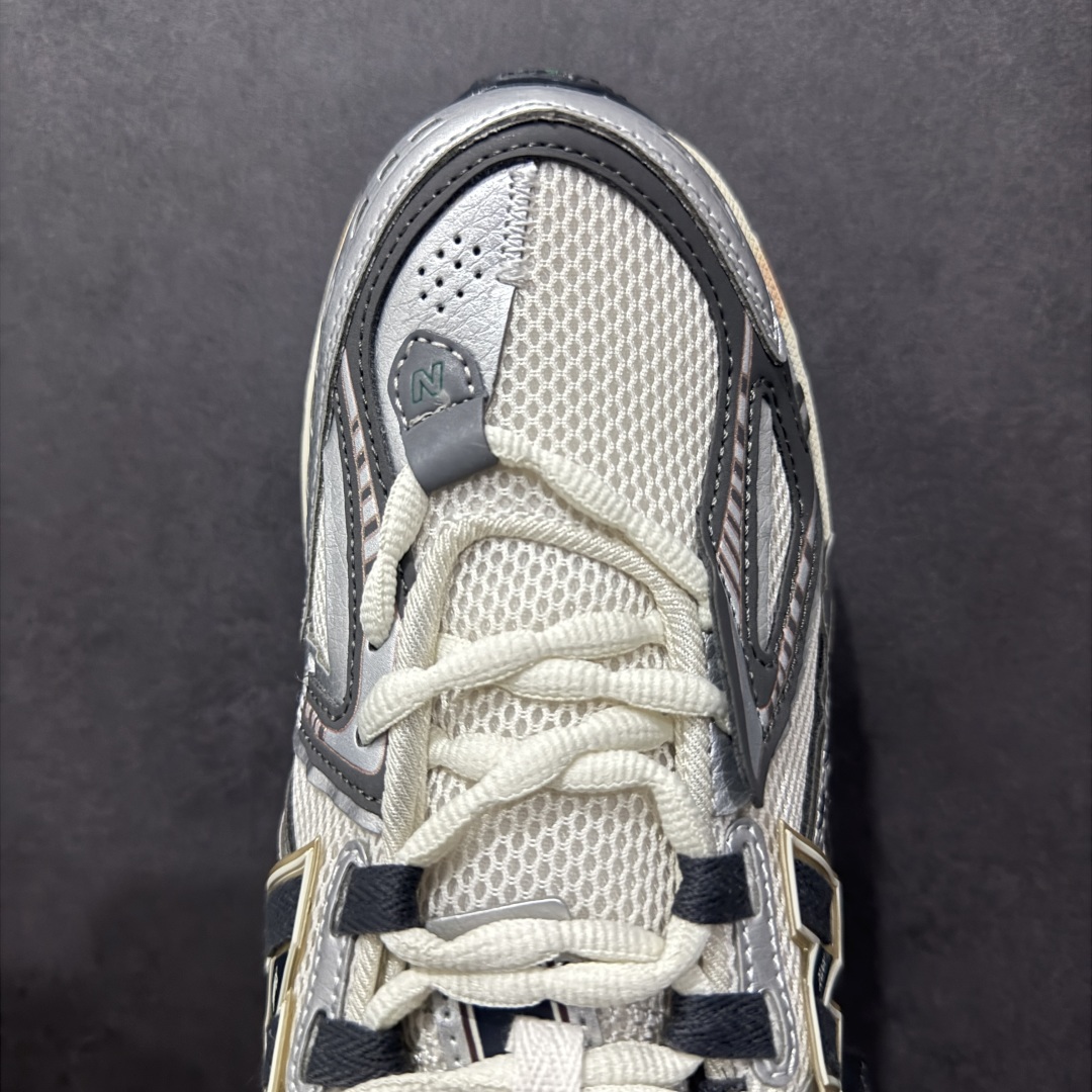 图片[8]-【纯原B版】NB新百伦New Balance M1906R 系列复古老爹风休闲运动慢跑鞋 M1906AD 高度复刻原厂大底 追求极致完美 每一双都是工艺品 采用轻质牛剖革拼接透气网眼衬垫织物鞋面材质 T-Beam大底提供足步弓支撑，保持步态稳定#后跟搭载外露缓震胶 鞋身整体以各种深浅不一的灰色覆盖，鞋头以淡蓝色调装饰，网眼衬垫通过不规律的色块实现做旧的美感，泛黄的鞋底更是进一步增添了复古气息。 尺码：36 37 37.5 38 38.5 39.5 40 40.5 41.5 42 42.5 43 44 45 46.5-选品中心