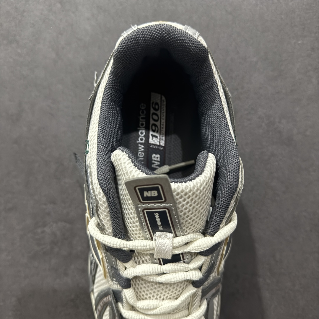图片[7]-【纯原B版】NB新百伦New Balance M1906R 系列复古老爹风休闲运动慢跑鞋 M1906AD 高度复刻原厂大底 追求极致完美 每一双都是工艺品 采用轻质牛剖革拼接透气网眼衬垫织物鞋面材质 T-Beam大底提供足步弓支撑，保持步态稳定#后跟搭载外露缓震胶 鞋身整体以各种深浅不一的灰色覆盖，鞋头以淡蓝色调装饰，网眼衬垫通过不规律的色块实现做旧的美感，泛黄的鞋底更是进一步增添了复古气息。 尺码：36 37 37.5 38 38.5 39.5 40 40.5 41.5 42 42.5 43 44 45 46.5-选品中心