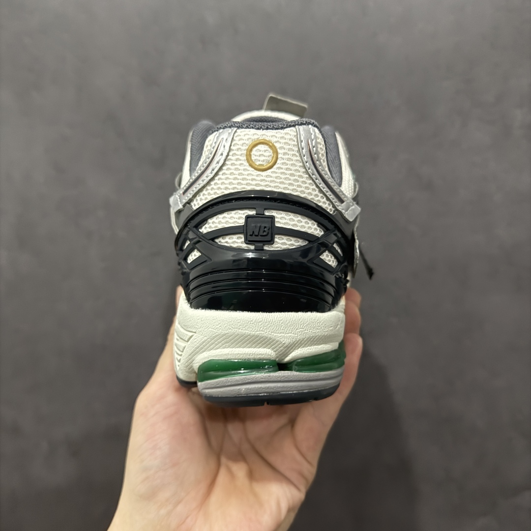 图片[4]-【纯原B版】NB新百伦New Balance M1906R 系列复古老爹风休闲运动慢跑鞋 M1906AD 高度复刻原厂大底 追求极致完美 每一双都是工艺品 采用轻质牛剖革拼接透气网眼衬垫织物鞋面材质 T-Beam大底提供足步弓支撑，保持步态稳定#后跟搭载外露缓震胶 鞋身整体以各种深浅不一的灰色覆盖，鞋头以淡蓝色调装饰，网眼衬垫通过不规律的色块实现做旧的美感，泛黄的鞋底更是进一步增添了复古气息。 尺码：36 37 37.5 38 38.5 39.5 40 40.5 41.5 42 42.5 43 44 45 46.5-选品中心