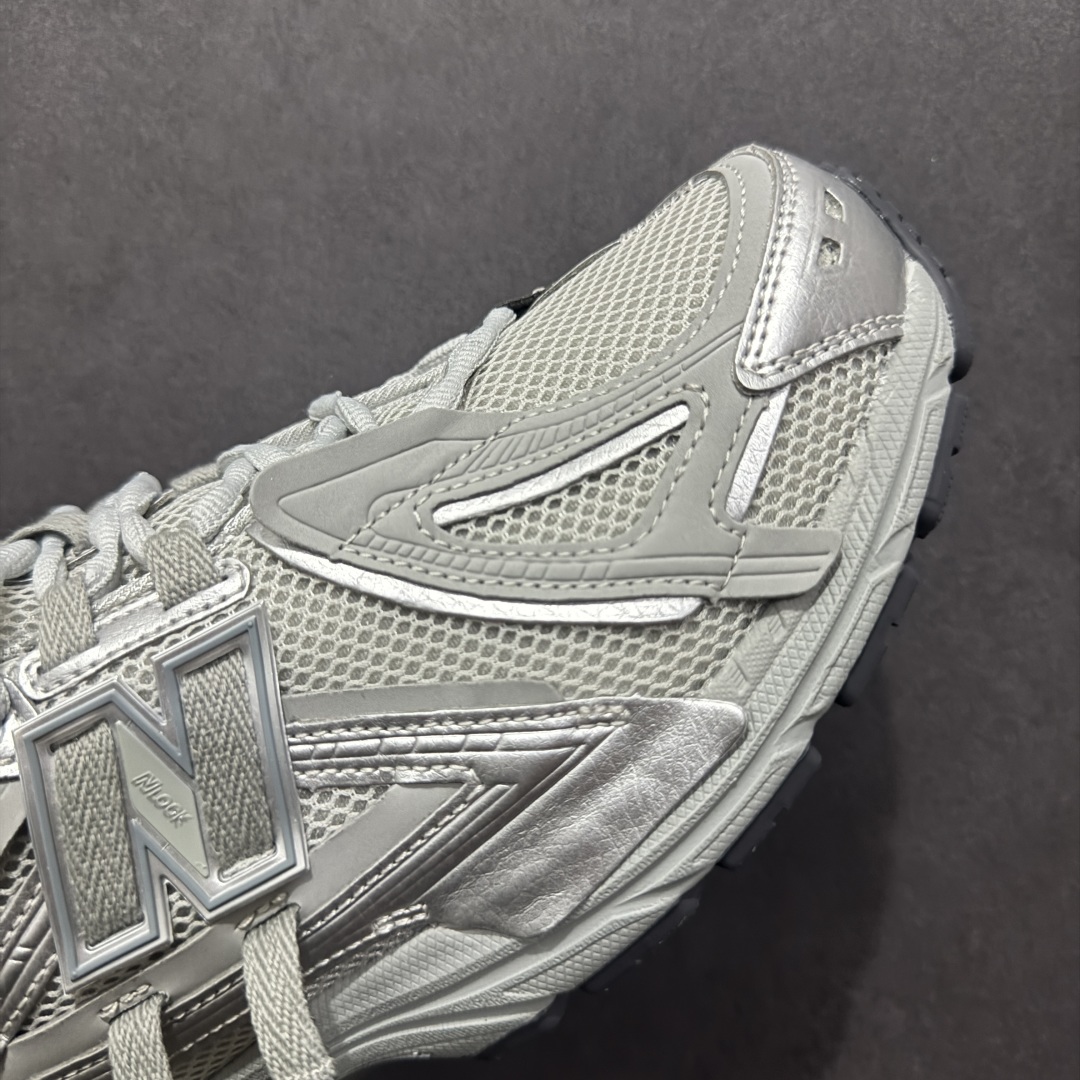 图片[5]-【纯原B版】NB新百伦New Balance M1906R 系列复古老爹风休闲运动慢跑鞋 M1906AG 高度复刻原厂大底 追求极致完美 每一双都是工艺品 采用轻质牛剖革拼接透气网眼衬垫织物鞋面材质 T-Beam大底提供足步弓支撑，保持步态稳定#后跟搭载外露缓震胶 鞋身整体以各种深浅不一的灰色覆盖，鞋头以淡蓝色调装饰，网眼衬垫通过不规律的色块实现做旧的美感，泛黄的鞋底更是进一步增添了复古气息。 尺码：36 37 37.5 38 38.5 39.5 40 40.5 41.5 42 42.5 43 44 45 46.5-选品中心