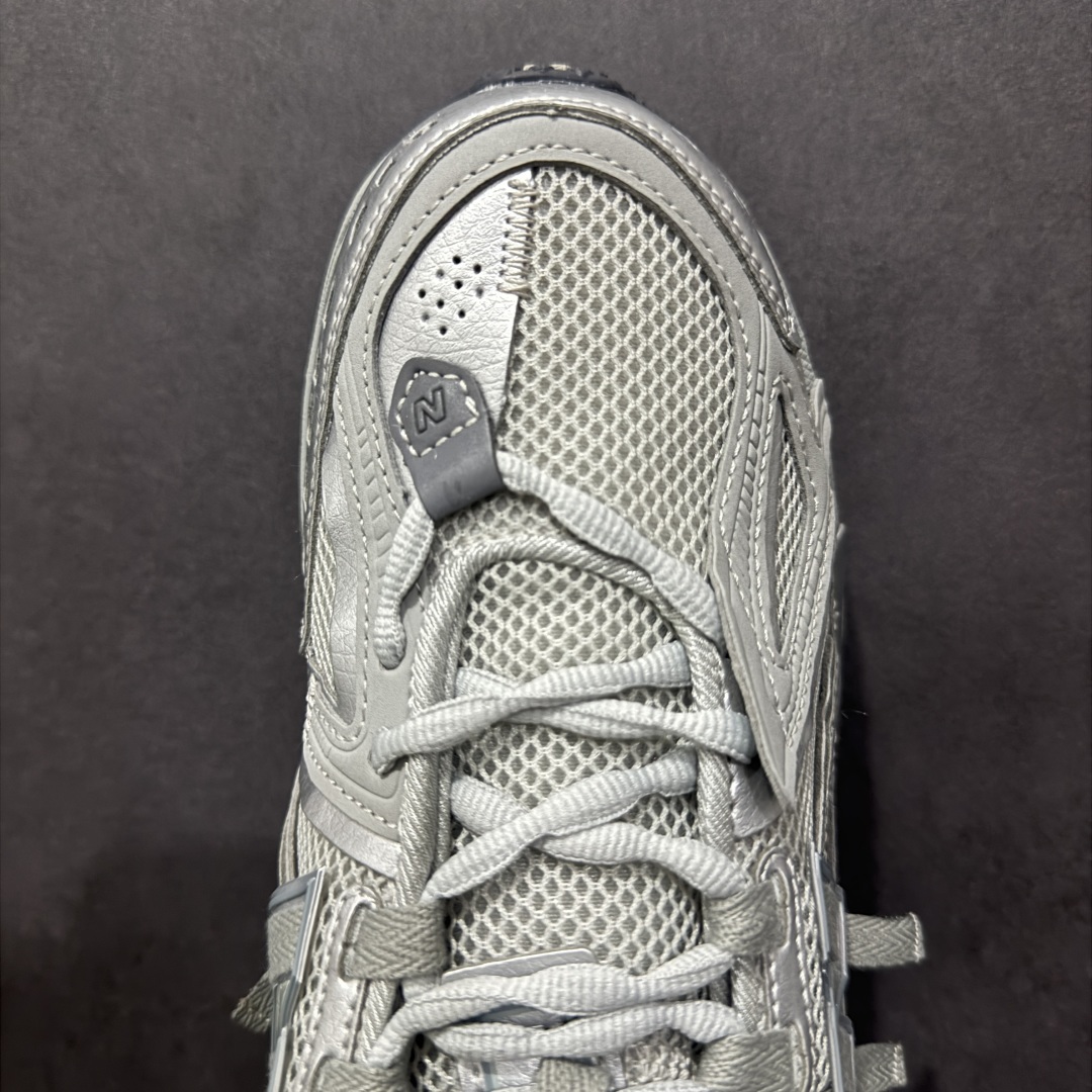 图片[8]-【纯原B版】NB新百伦New Balance M1906R 系列复古老爹风休闲运动慢跑鞋 M1906AG 高度复刻原厂大底 追求极致完美 每一双都是工艺品 采用轻质牛剖革拼接透气网眼衬垫织物鞋面材质 T-Beam大底提供足步弓支撑，保持步态稳定#后跟搭载外露缓震胶 鞋身整体以各种深浅不一的灰色覆盖，鞋头以淡蓝色调装饰，网眼衬垫通过不规律的色块实现做旧的美感，泛黄的鞋底更是进一步增添了复古气息。 尺码：36 37 37.5 38 38.5 39.5 40 40.5 41.5 42 42.5 43 44 45 46.5-选品中心