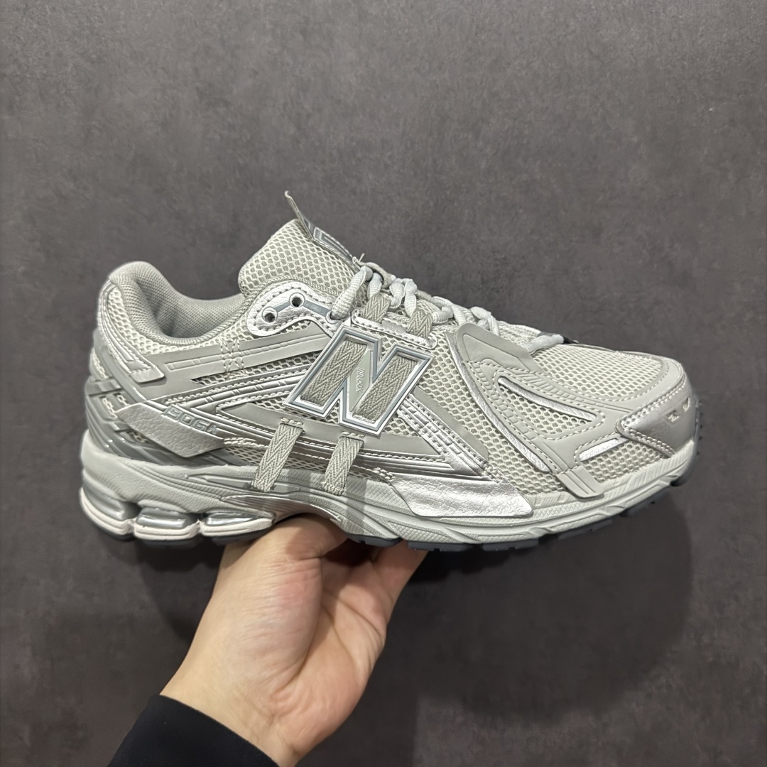 【纯原B版】NB新百伦New Balance M1906R 系列复古老爹风休闲运动慢跑鞋 M1906AG 高度复刻原厂大底 追求极致完美 每一双都是工艺品 采用轻质牛剖革拼接透气网眼衬垫织物鞋面材质 T-Beam大底提供足步弓支撑,保持步态稳定#后跟搭载外露缓震胶 鞋身整体以各种深浅不一的灰色覆盖,鞋头以淡蓝色调装饰,网眼衬垫通过不规律的色块实现做旧的美感,泛黄的鞋底更是进一步增添了复古气息。 尺码:36 37 37.5 38 38.5 39.5 40 40.5 41.5 42 42.5 43 44 45 46.5-选品中心