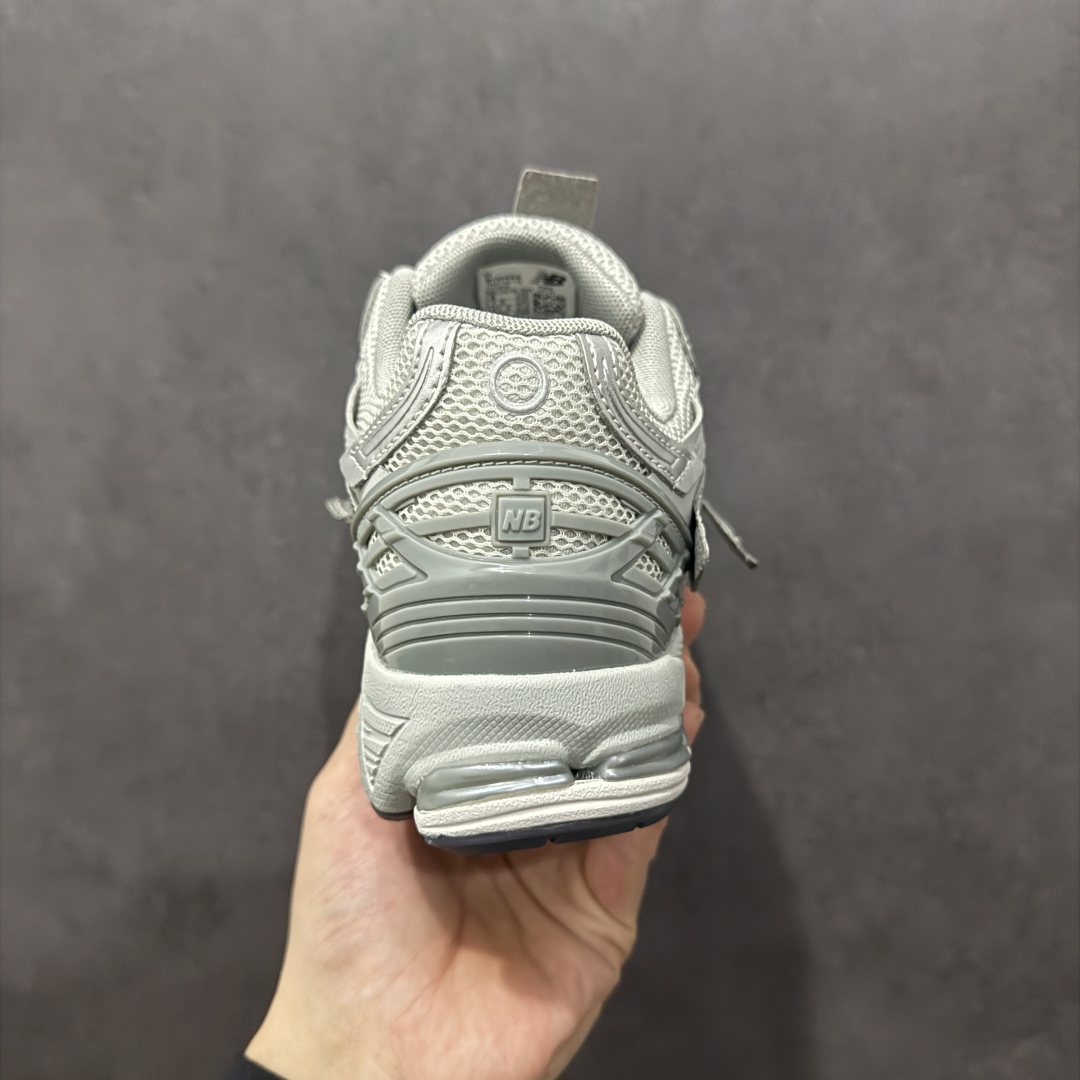 图片[4]-【纯原B版】NB新百伦New Balance M1906R 系列复古老爹风休闲运动慢跑鞋 M1906AG 高度复刻原厂大底 追求极致完美 每一双都是工艺品 采用轻质牛剖革拼接透气网眼衬垫织物鞋面材质 T-Beam大底提供足步弓支撑，保持步态稳定#后跟搭载外露缓震胶 鞋身整体以各种深浅不一的灰色覆盖，鞋头以淡蓝色调装饰，网眼衬垫通过不规律的色块实现做旧的美感，泛黄的鞋底更是进一步增添了复古气息。 尺码：36 37 37.5 38 38.5 39.5 40 40.5 41.5 42 42.5 43 44 45 46.5-选品中心
