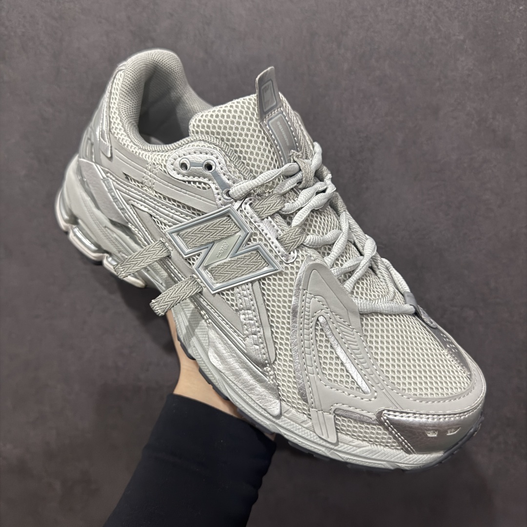 图片[3]-【纯原B版】NB新百伦New Balance M1906R 系列复古老爹风休闲运动慢跑鞋 M1906AG 高度复刻原厂大底 追求极致完美 每一双都是工艺品 采用轻质牛剖革拼接透气网眼衬垫织物鞋面材质 T-Beam大底提供足步弓支撑，保持步态稳定#后跟搭载外露缓震胶 鞋身整体以各种深浅不一的灰色覆盖，鞋头以淡蓝色调装饰，网眼衬垫通过不规律的色块实现做旧的美感，泛黄的鞋底更是进一步增添了复古气息。 尺码：36 37 37.5 38 38.5 39.5 40 40.5 41.5 42 42.5 43 44 45 46.5-选品中心