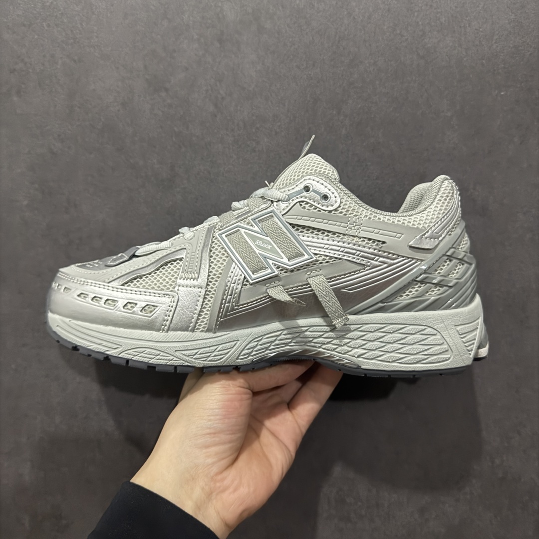 图片[2]-【纯原B版】NB新百伦New Balance M1906R 系列复古老爹风休闲运动慢跑鞋 M1906AG 高度复刻原厂大底 追求极致完美 每一双都是工艺品 采用轻质牛剖革拼接透气网眼衬垫织物鞋面材质 T-Beam大底提供足步弓支撑，保持步态稳定#后跟搭载外露缓震胶 鞋身整体以各种深浅不一的灰色覆盖，鞋头以淡蓝色调装饰，网眼衬垫通过不规律的色块实现做旧的美感，泛黄的鞋底更是进一步增添了复古气息。 尺码：36 37 37.5 38 38.5 39.5 40 40.5 41.5 42 42.5 43 44 45 46.5-选品中心