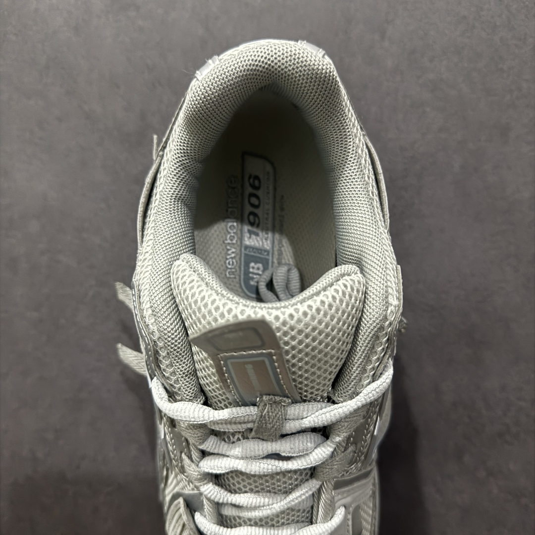 图片[7]-【纯原B版】NB新百伦New Balance M1906R 系列复古老爹风休闲运动慢跑鞋 M1906AG 高度复刻原厂大底 追求极致完美 每一双都是工艺品 采用轻质牛剖革拼接透气网眼衬垫织物鞋面材质 T-Beam大底提供足步弓支撑，保持步态稳定#后跟搭载外露缓震胶 鞋身整体以各种深浅不一的灰色覆盖，鞋头以淡蓝色调装饰，网眼衬垫通过不规律的色块实现做旧的美感，泛黄的鞋底更是进一步增添了复古气息。 尺码：36 37 37.5 38 38.5 39.5 40 40.5 41.5 42 42.5 43 44 45 46.5-选品中心