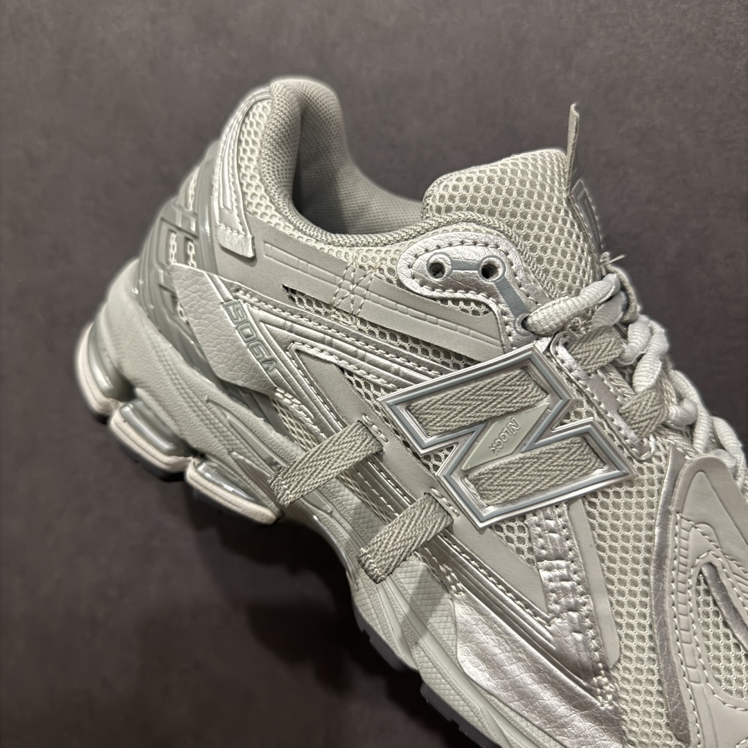 图片[6]-【纯原B版】NB新百伦New Balance M1906R 系列复古老爹风休闲运动慢跑鞋 M1906AG 高度复刻原厂大底 追求极致完美 每一双都是工艺品 采用轻质牛剖革拼接透气网眼衬垫织物鞋面材质 T-Beam大底提供足步弓支撑，保持步态稳定#后跟搭载外露缓震胶 鞋身整体以各种深浅不一的灰色覆盖，鞋头以淡蓝色调装饰，网眼衬垫通过不规律的色块实现做旧的美感，泛黄的鞋底更是进一步增添了复古气息。 尺码：36 37 37.5 38 38.5 39.5 40 40.5 41.5 42 42.5 43 44 45 46.5-选品中心