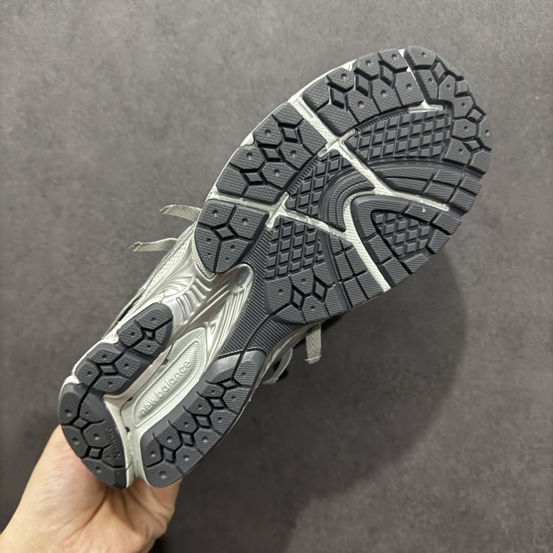 图片[9]-【纯原B版】NB新百伦New Balance M1906R 系列复古老爹风休闲运动慢跑鞋 M1906AG 高度复刻原厂大底 追求极致完美 每一双都是工艺品 采用轻质牛剖革拼接透气网眼衬垫织物鞋面材质 T-Beam大底提供足步弓支撑，保持步态稳定#后跟搭载外露缓震胶 鞋身整体以各种深浅不一的灰色覆盖，鞋头以淡蓝色调装饰，网眼衬垫通过不规律的色块实现做旧的美感，泛黄的鞋底更是进一步增添了复古气息。 尺码：36 37 37.5 38 38.5 39.5 40 40.5 41.5 42 42.5 43 44 45 46.5-选品中心