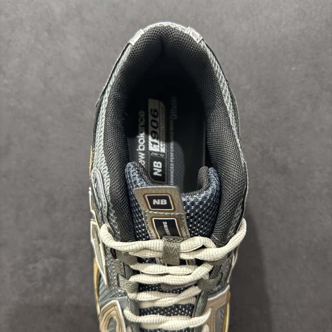 图片[7]-【纯原B版】NB新百伦New Balance M1906R 系列复古老爹风休闲运动慢跑鞋 M1906AA 高度复刻原厂大底 追求极致完美 每一双都是工艺品 采用轻质牛剖革拼接透气网眼衬垫织物鞋面材质 T-Beam大底提供足步弓支撑，保持步态稳定#后跟搭载外露缓震胶 鞋身整体以各种深浅不一的灰色覆盖，鞋头以淡蓝色调装饰，网眼衬垫通过不规律的色块实现做旧的美感，泛黄的鞋底更是进一步增添了复古气息。 尺码：36 37 37.5 38 38.5 39.5 40 40.5 41.5 42 42.5 43 44 45 46.5-选品中心
