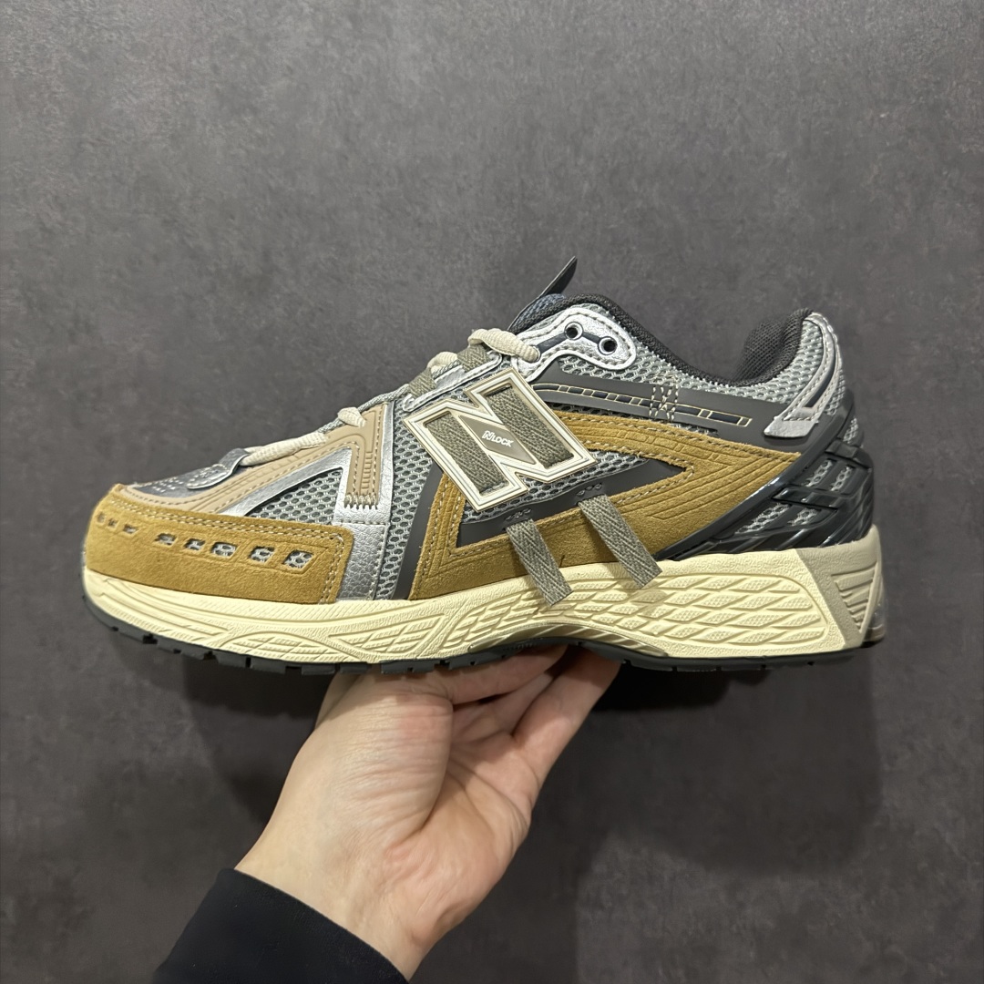 图片[2]-【纯原B版】NB新百伦New Balance M1906R 系列复古老爹风休闲运动慢跑鞋 M1906AA 高度复刻原厂大底 追求极致完美 每一双都是工艺品 采用轻质牛剖革拼接透气网眼衬垫织物鞋面材质 T-Beam大底提供足步弓支撑，保持步态稳定#后跟搭载外露缓震胶 鞋身整体以各种深浅不一的灰色覆盖，鞋头以淡蓝色调装饰，网眼衬垫通过不规律的色块实现做旧的美感，泛黄的鞋底更是进一步增添了复古气息。 尺码：36 37 37.5 38 38.5 39.5 40 40.5 41.5 42 42.5 43 44 45 46.5-选品中心
