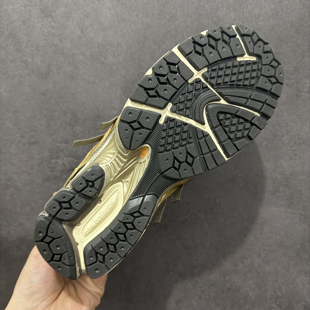 图片[9]-【纯原B版】NB新百伦New Balance M1906R 系列复古老爹风休闲运动慢跑鞋 M1906AA 高度复刻原厂大底 追求极致完美 每一双都是工艺品 采用轻质牛剖革拼接透气网眼衬垫织物鞋面材质 T-Beam大底提供足步弓支撑，保持步态稳定#后跟搭载外露缓震胶 鞋身整体以各种深浅不一的灰色覆盖，鞋头以淡蓝色调装饰，网眼衬垫通过不规律的色块实现做旧的美感，泛黄的鞋底更是进一步增添了复古气息。 尺码：36 37 37.5 38 38.5 39.5 40 40.5 41.5 42 42.5 43 44 45 46.5-选品中心