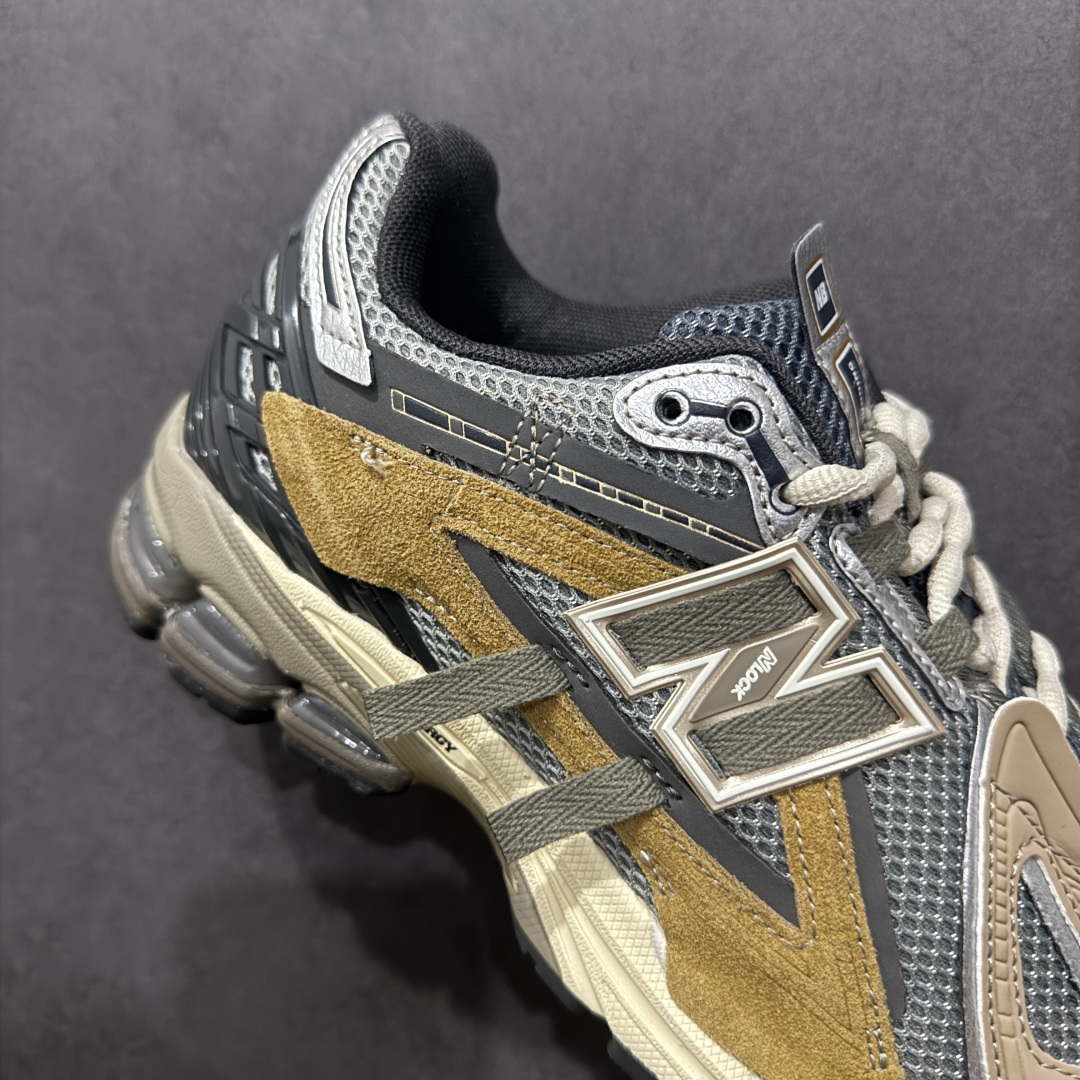 图片[6]-【纯原B版】NB新百伦New Balance M1906R 系列复古老爹风休闲运动慢跑鞋 M1906AA 高度复刻原厂大底 追求极致完美 每一双都是工艺品 采用轻质牛剖革拼接透气网眼衬垫织物鞋面材质 T-Beam大底提供足步弓支撑，保持步态稳定#后跟搭载外露缓震胶 鞋身整体以各种深浅不一的灰色覆盖，鞋头以淡蓝色调装饰，网眼衬垫通过不规律的色块实现做旧的美感，泛黄的鞋底更是进一步增添了复古气息。 尺码：36 37 37.5 38 38.5 39.5 40 40.5 41.5 42 42.5 43 44 45 46.5-选品中心