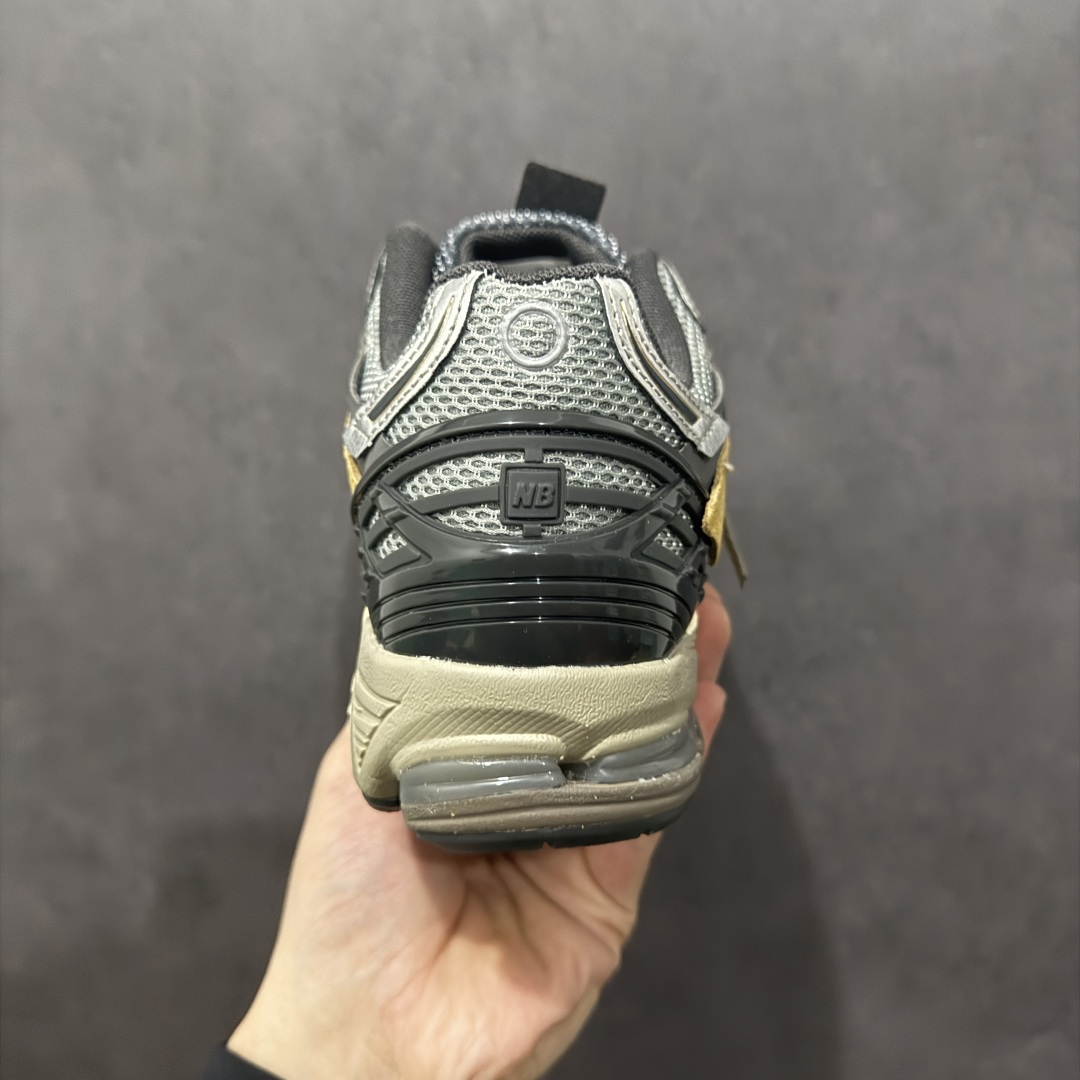 图片[4]-【纯原B版】NB新百伦New Balance M1906R 系列复古老爹风休闲运动慢跑鞋 M1906AA 高度复刻原厂大底 追求极致完美 每一双都是工艺品 采用轻质牛剖革拼接透气网眼衬垫织物鞋面材质 T-Beam大底提供足步弓支撑，保持步态稳定#后跟搭载外露缓震胶 鞋身整体以各种深浅不一的灰色覆盖，鞋头以淡蓝色调装饰，网眼衬垫通过不规律的色块实现做旧的美感，泛黄的鞋底更是进一步增添了复古气息。 尺码：36 37 37.5 38 38.5 39.5 40 40.5 41.5 42 42.5 43 44 45 46.5-选品中心