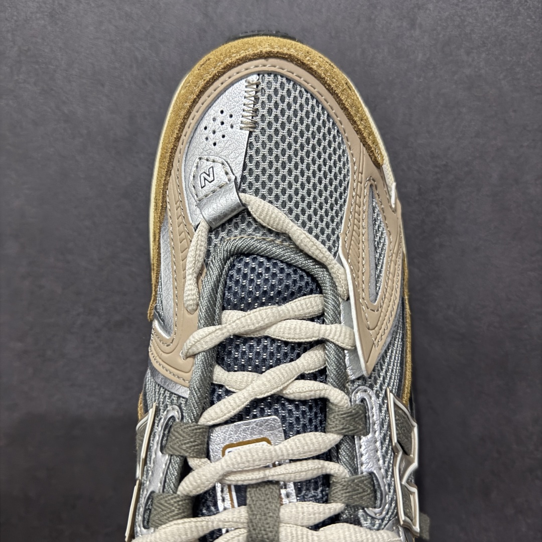 图片[8]-【纯原B版】NB新百伦New Balance M1906R 系列复古老爹风休闲运动慢跑鞋 M1906AA 高度复刻原厂大底 追求极致完美 每一双都是工艺品 采用轻质牛剖革拼接透气网眼衬垫织物鞋面材质 T-Beam大底提供足步弓支撑，保持步态稳定#后跟搭载外露缓震胶 鞋身整体以各种深浅不一的灰色覆盖，鞋头以淡蓝色调装饰，网眼衬垫通过不规律的色块实现做旧的美感，泛黄的鞋底更是进一步增添了复古气息。 尺码：36 37 37.5 38 38.5 39.5 40 40.5 41.5 42 42.5 43 44 45 46.5-选品中心