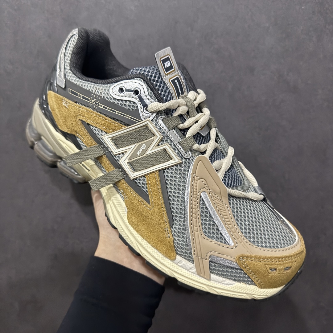 图片[3]-【纯原B版】NB新百伦New Balance M1906R 系列复古老爹风休闲运动慢跑鞋 M1906AA 高度复刻原厂大底 追求极致完美 每一双都是工艺品 采用轻质牛剖革拼接透气网眼衬垫织物鞋面材质 T-Beam大底提供足步弓支撑，保持步态稳定#后跟搭载外露缓震胶 鞋身整体以各种深浅不一的灰色覆盖，鞋头以淡蓝色调装饰，网眼衬垫通过不规律的色块实现做旧的美感，泛黄的鞋底更是进一步增添了复古气息。 尺码：36 37 37.5 38 38.5 39.5 40 40.5 41.5 42 42.5 43 44 45 46.5-选品中心