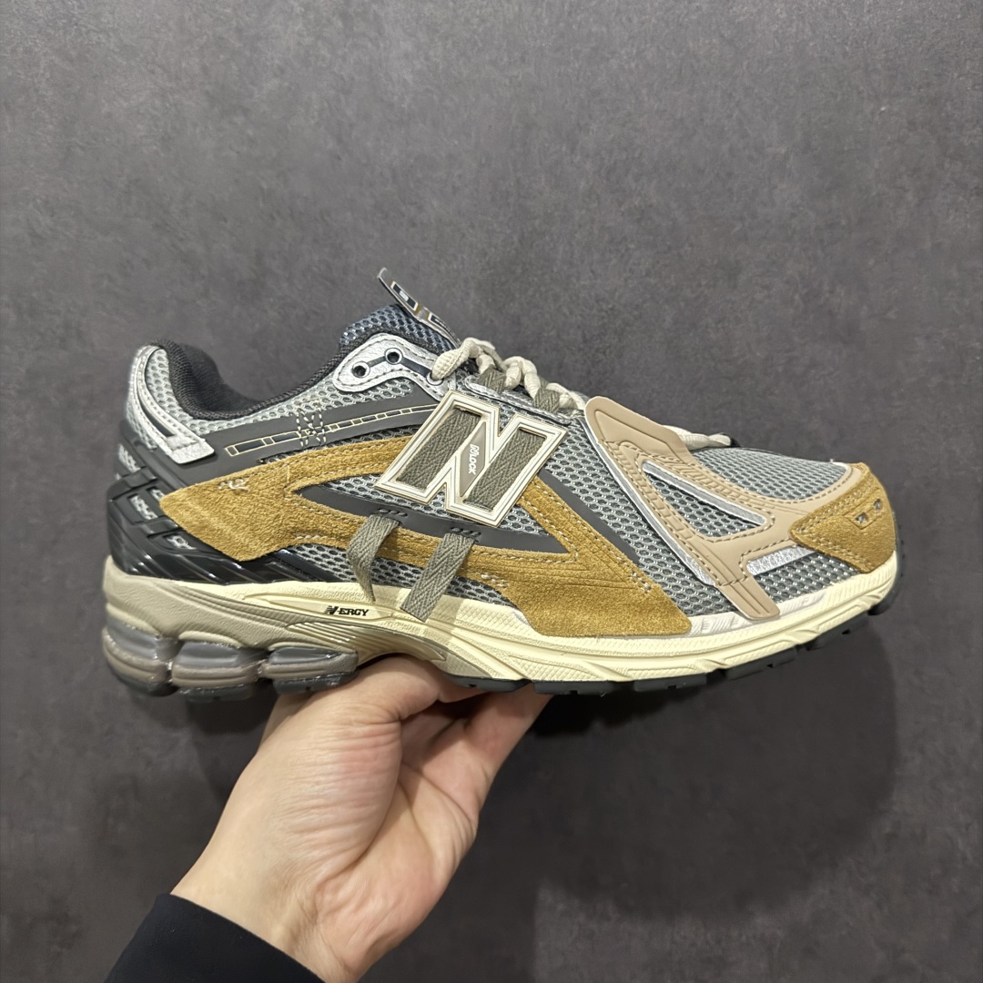 【纯原B版】NB新百伦New Balance M1906R 系列复古老爹风休闲运动慢跑鞋 M1906AA 高度复刻原厂大底 追求极致完美 每一双都是工艺品 采用轻质牛剖革拼接透气网眼衬垫织物鞋面材质 T-Beam大底提供足步弓支撑,保持步态稳定#后跟搭载外露缓震胶 鞋身整体以各种深浅不一的灰色覆盖,鞋头以淡蓝色调装饰,网眼衬垫通过不规律的色块实现做旧的美感,泛黄的鞋底更是进一步增添了复古气息。 尺码:36 37 37.5 38 38.5 39.5 40 40.5 41.5 42 42.5 43 44 45 46.5-选品中心