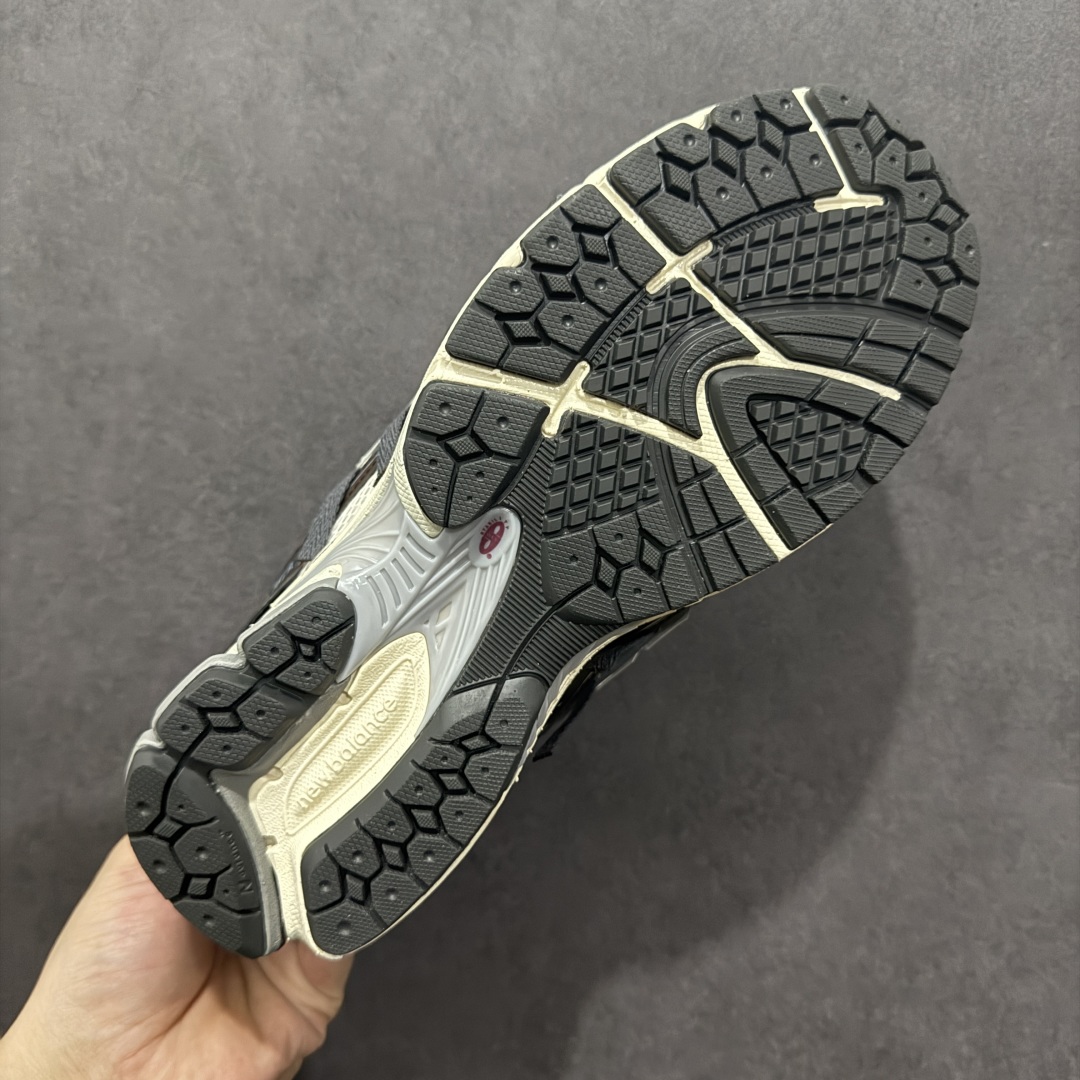 图片[9]-【纯原B版】NB新百伦New Balance M1906R 系列复古老爹风休闲运动慢跑鞋 M1906AR 高度复刻原厂大底 追求极致完美 每一双都是工艺品 采用轻质牛剖革拼接透气网眼衬垫织物鞋面材质 T-Beam大底提供足步弓支撑，保持步态稳定#后跟搭载外露缓震胶 鞋身整体以各种深浅不一的灰色覆盖，鞋头以淡蓝色调装饰，网眼衬垫通过不规律的色块实现做旧的美感，泛黄的鞋底更是进一步增添了复古气息。 尺码：36 37 37.5 38 38.5 39.5 40 40.5 41.5 42 42.5 43 44 45 46.5-选品中心