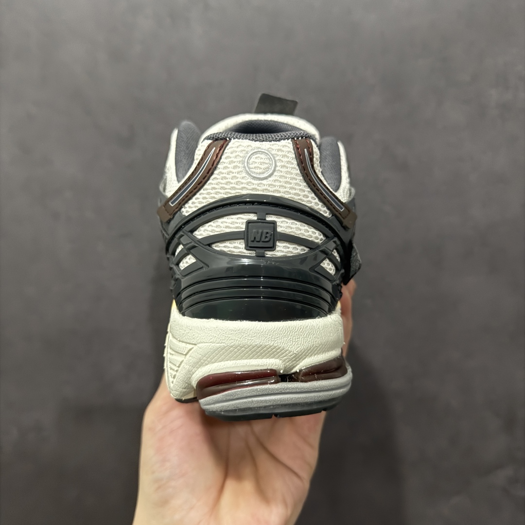 图片[4]-【纯原B版】NB新百伦New Balance M1906R 系列复古老爹风休闲运动慢跑鞋 M1906AR 高度复刻原厂大底 追求极致完美 每一双都是工艺品 采用轻质牛剖革拼接透气网眼衬垫织物鞋面材质 T-Beam大底提供足步弓支撑，保持步态稳定#后跟搭载外露缓震胶 鞋身整体以各种深浅不一的灰色覆盖，鞋头以淡蓝色调装饰，网眼衬垫通过不规律的色块实现做旧的美感，泛黄的鞋底更是进一步增添了复古气息。 尺码：36 37 37.5 38 38.5 39.5 40 40.5 41.5 42 42.5 43 44 45 46.5-选品中心