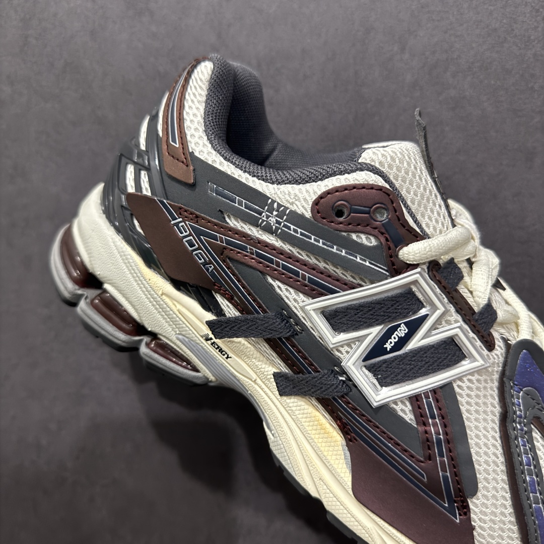 图片[6]-【纯原B版】NB新百伦New Balance M1906R 系列复古老爹风休闲运动慢跑鞋 M1906AR 高度复刻原厂大底 追求极致完美 每一双都是工艺品 采用轻质牛剖革拼接透气网眼衬垫织物鞋面材质 T-Beam大底提供足步弓支撑，保持步态稳定#后跟搭载外露缓震胶 鞋身整体以各种深浅不一的灰色覆盖，鞋头以淡蓝色调装饰，网眼衬垫通过不规律的色块实现做旧的美感，泛黄的鞋底更是进一步增添了复古气息。 尺码：36 37 37.5 38 38.5 39.5 40 40.5 41.5 42 42.5 43 44 45 46.5-选品中心