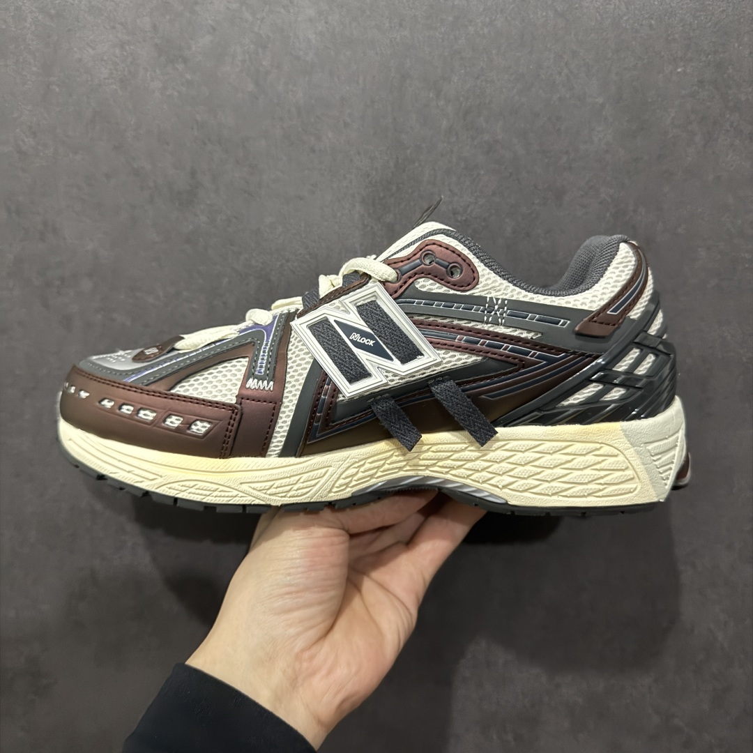 图片[2]-【纯原B版】NB新百伦New Balance M1906R 系列复古老爹风休闲运动慢跑鞋 M1906AR 高度复刻原厂大底 追求极致完美 每一双都是工艺品 采用轻质牛剖革拼接透气网眼衬垫织物鞋面材质 T-Beam大底提供足步弓支撑，保持步态稳定#后跟搭载外露缓震胶 鞋身整体以各种深浅不一的灰色覆盖，鞋头以淡蓝色调装饰，网眼衬垫通过不规律的色块实现做旧的美感，泛黄的鞋底更是进一步增添了复古气息。 尺码：36 37 37.5 38 38.5 39.5 40 40.5 41.5 42 42.5 43 44 45 46.5-选品中心
