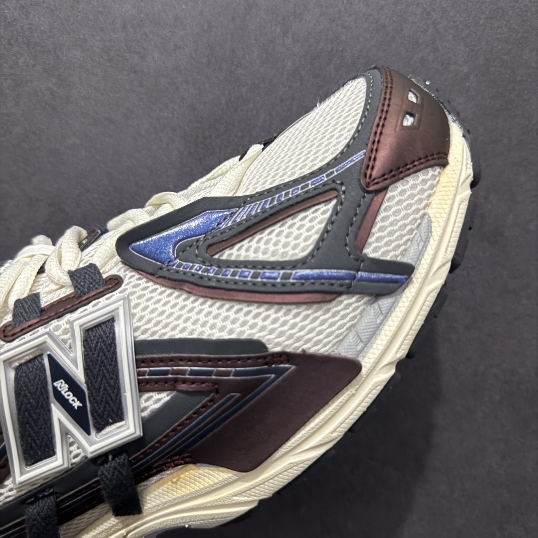 图片[5]-【纯原B版】NB新百伦New Balance M1906R 系列复古老爹风休闲运动慢跑鞋 M1906AR 高度复刻原厂大底 追求极致完美 每一双都是工艺品 采用轻质牛剖革拼接透气网眼衬垫织物鞋面材质 T-Beam大底提供足步弓支撑，保持步态稳定#后跟搭载外露缓震胶 鞋身整体以各种深浅不一的灰色覆盖，鞋头以淡蓝色调装饰，网眼衬垫通过不规律的色块实现做旧的美感，泛黄的鞋底更是进一步增添了复古气息。 尺码：36 37 37.5 38 38.5 39.5 40 40.5 41.5 42 42.5 43 44 45 46.5-选品中心