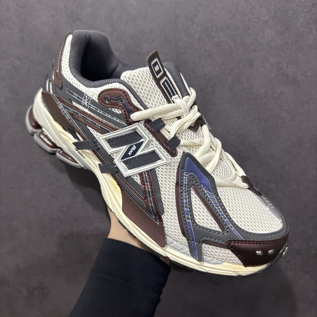 图片[3]-【纯原B版】NB新百伦New Balance M1906R 系列复古老爹风休闲运动慢跑鞋 M1906AR 高度复刻原厂大底 追求极致完美 每一双都是工艺品 采用轻质牛剖革拼接透气网眼衬垫织物鞋面材质 T-Beam大底提供足步弓支撑，保持步态稳定#后跟搭载外露缓震胶 鞋身整体以各种深浅不一的灰色覆盖，鞋头以淡蓝色调装饰，网眼衬垫通过不规律的色块实现做旧的美感，泛黄的鞋底更是进一步增添了复古气息。 尺码：36 37 37.5 38 38.5 39.5 40 40.5 41.5 42 42.5 43 44 45 46.5-选品中心