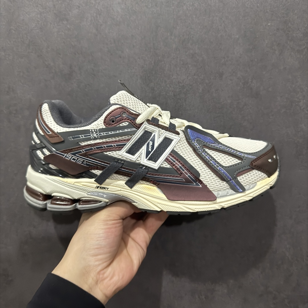 【纯原B版】NB新百伦New Balance M1906R 系列复古老爹风休闲运动慢跑鞋 M1906AR 高度复刻原厂大底 追求极致完美 每一双都是工艺品 采用轻质牛剖革拼接透气网眼衬垫织物鞋面材质 T-Beam大底提供足步弓支撑,保持步态稳定#后跟搭载外露缓震胶 鞋身整体以各种深浅不一的灰色覆盖,鞋头以淡蓝色调装饰,网眼衬垫通过不规律的色块实现做旧的美感,泛黄的鞋底更是进一步增添了复古气息。 尺码:36 37 37.5 38 38.5 39.5 40 40.5 41.5 42 42.5 43 44 45 46.5-选品中心
