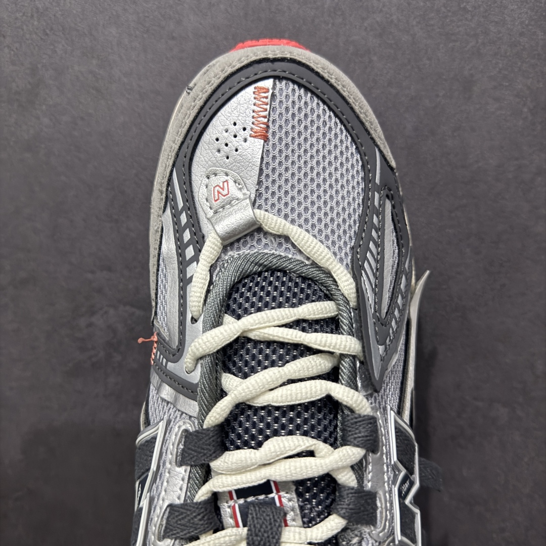 图片[8]-【纯原B版】NB新百伦New Balance M1906R 系列复古老爹风休闲运动慢跑鞋 M1906AC 高度复刻原厂大底 追求极致完美 每一双都是工艺品 采用轻质牛剖革拼接透气网眼衬垫织物鞋面材质 T-Beam大底提供足步弓支撑，保持步态稳定#后跟搭载外露缓震胶 鞋身整体以各种深浅不一的灰色覆盖，鞋头以淡蓝色调装饰，网眼衬垫通过不规律的色块实现做旧的美感，泛黄的鞋底更是进一步增添了复古气息。 尺码：36 37 37.5 38 38.5 39.5 40 40.5 41.5 42 42.5 43 44 45 46.5-选品中心