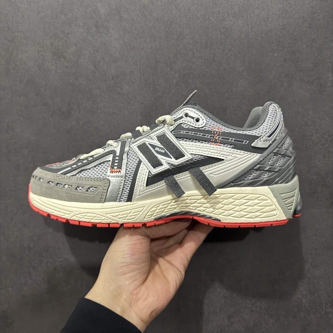 图片[2]-【纯原B版】NB新百伦New Balance M1906R 系列复古老爹风休闲运动慢跑鞋 M1906AC 高度复刻原厂大底 追求极致完美 每一双都是工艺品 采用轻质牛剖革拼接透气网眼衬垫织物鞋面材质 T-Beam大底提供足步弓支撑，保持步态稳定#后跟搭载外露缓震胶 鞋身整体以各种深浅不一的灰色覆盖，鞋头以淡蓝色调装饰，网眼衬垫通过不规律的色块实现做旧的美感，泛黄的鞋底更是进一步增添了复古气息。 尺码：36 37 37.5 38 38.5 39.5 40 40.5 41.5 42 42.5 43 44 45 46.5-选品中心