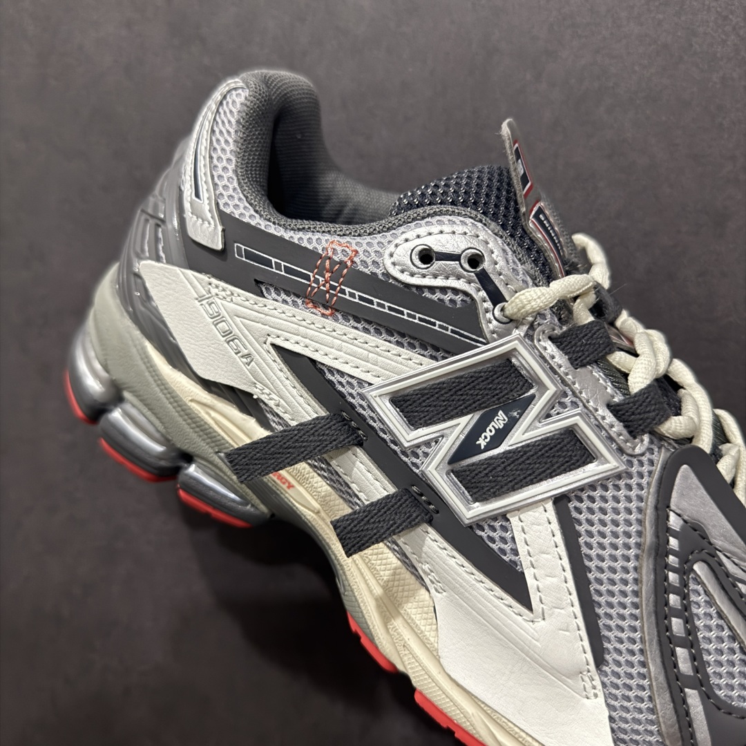 图片[6]-【纯原B版】NB新百伦New Balance M1906R 系列复古老爹风休闲运动慢跑鞋 M1906AC 高度复刻原厂大底 追求极致完美 每一双都是工艺品 采用轻质牛剖革拼接透气网眼衬垫织物鞋面材质 T-Beam大底提供足步弓支撑，保持步态稳定#后跟搭载外露缓震胶 鞋身整体以各种深浅不一的灰色覆盖，鞋头以淡蓝色调装饰，网眼衬垫通过不规律的色块实现做旧的美感，泛黄的鞋底更是进一步增添了复古气息。 尺码：36 37 37.5 38 38.5 39.5 40 40.5 41.5 42 42.5 43 44 45 46.5-选品中心