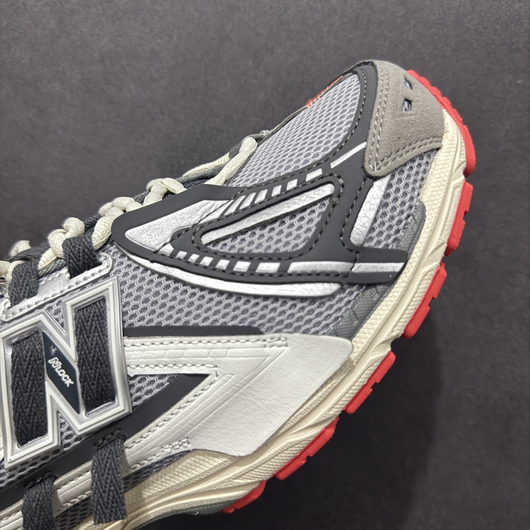 图片[5]-【纯原B版】NB新百伦New Balance M1906R 系列复古老爹风休闲运动慢跑鞋 M1906AC 高度复刻原厂大底 追求极致完美 每一双都是工艺品 采用轻质牛剖革拼接透气网眼衬垫织物鞋面材质 T-Beam大底提供足步弓支撑，保持步态稳定#后跟搭载外露缓震胶 鞋身整体以各种深浅不一的灰色覆盖，鞋头以淡蓝色调装饰，网眼衬垫通过不规律的色块实现做旧的美感，泛黄的鞋底更是进一步增添了复古气息。 尺码：36 37 37.5 38 38.5 39.5 40 40.5 41.5 42 42.5 43 44 45 46.5-选品中心