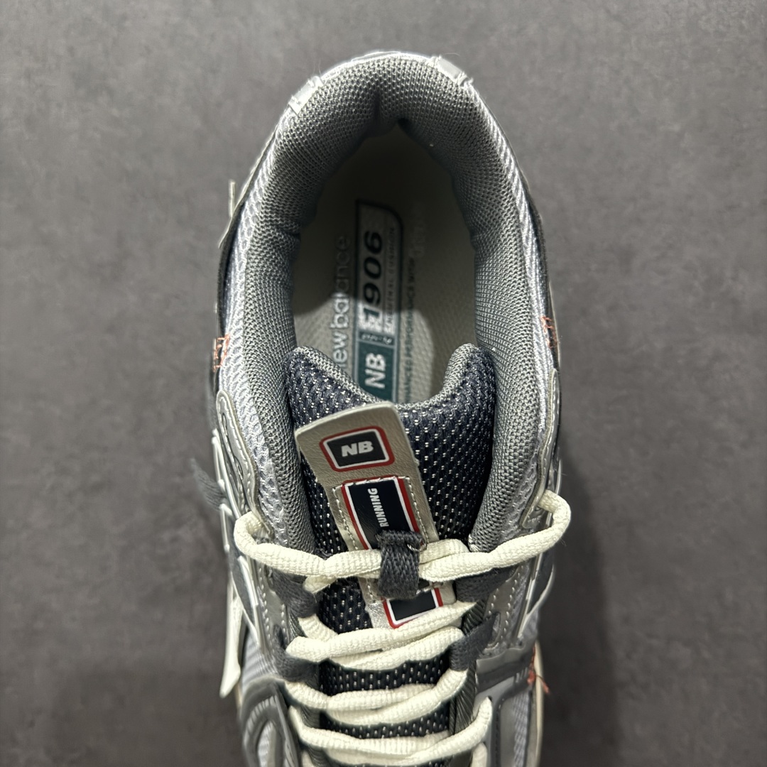 图片[7]-【纯原B版】NB新百伦New Balance M1906R 系列复古老爹风休闲运动慢跑鞋 M1906AC 高度复刻原厂大底 追求极致完美 每一双都是工艺品 采用轻质牛剖革拼接透气网眼衬垫织物鞋面材质 T-Beam大底提供足步弓支撑，保持步态稳定#后跟搭载外露缓震胶 鞋身整体以各种深浅不一的灰色覆盖，鞋头以淡蓝色调装饰，网眼衬垫通过不规律的色块实现做旧的美感，泛黄的鞋底更是进一步增添了复古气息。 尺码：36 37 37.5 38 38.5 39.5 40 40.5 41.5 42 42.5 43 44 45 46.5-选品中心