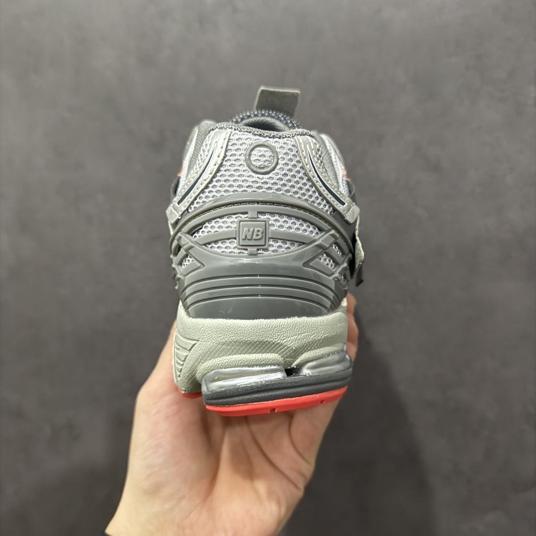 图片[4]-【纯原B版】NB新百伦New Balance M1906R 系列复古老爹风休闲运动慢跑鞋 M1906AC 高度复刻原厂大底 追求极致完美 每一双都是工艺品 采用轻质牛剖革拼接透气网眼衬垫织物鞋面材质 T-Beam大底提供足步弓支撑，保持步态稳定#后跟搭载外露缓震胶 鞋身整体以各种深浅不一的灰色覆盖，鞋头以淡蓝色调装饰，网眼衬垫通过不规律的色块实现做旧的美感，泛黄的鞋底更是进一步增添了复古气息。 尺码：36 37 37.5 38 38.5 39.5 40 40.5 41.5 42 42.5 43 44 45 46.5-选品中心