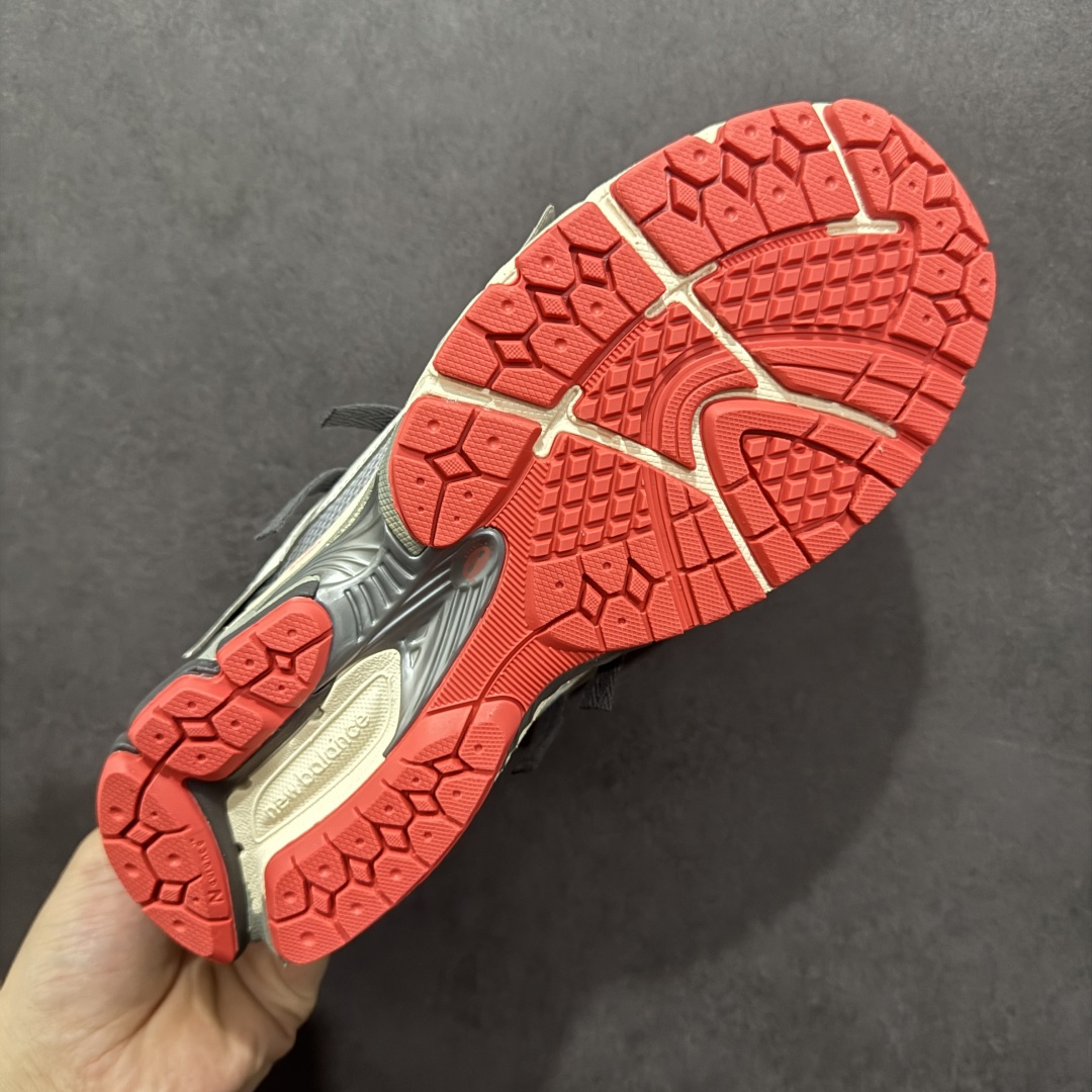 图片[9]-【纯原B版】NB新百伦New Balance M1906R 系列复古老爹风休闲运动慢跑鞋 M1906AC 高度复刻原厂大底 追求极致完美 每一双都是工艺品 采用轻质牛剖革拼接透气网眼衬垫织物鞋面材质 T-Beam大底提供足步弓支撑，保持步态稳定#后跟搭载外露缓震胶 鞋身整体以各种深浅不一的灰色覆盖，鞋头以淡蓝色调装饰，网眼衬垫通过不规律的色块实现做旧的美感，泛黄的鞋底更是进一步增添了复古气息。 尺码：36 37 37.5 38 38.5 39.5 40 40.5 41.5 42 42.5 43 44 45 46.5-选品中心